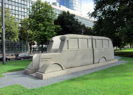 Ein grauer Betonbus vor dem Landeshaus des LVR