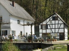 Das Foto zeigt die Aussenansicht des LVR-Industriemuseums Bergisch Gladbach