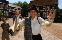 Frau mit einer Mausefalle