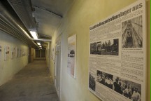 Das Foto zeigt einen Flur mit Ausstellungstafeln