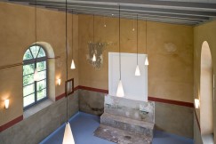 Das Foto zeigt die Synagoge von innen mit dem Toraschrein