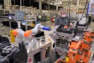 Leistungsgewandelter Mitarbeiter in Zusammenarbeit mit dem Kobot, einem kollaborierenden Roboter, im Kölner Ford Motorenwerk