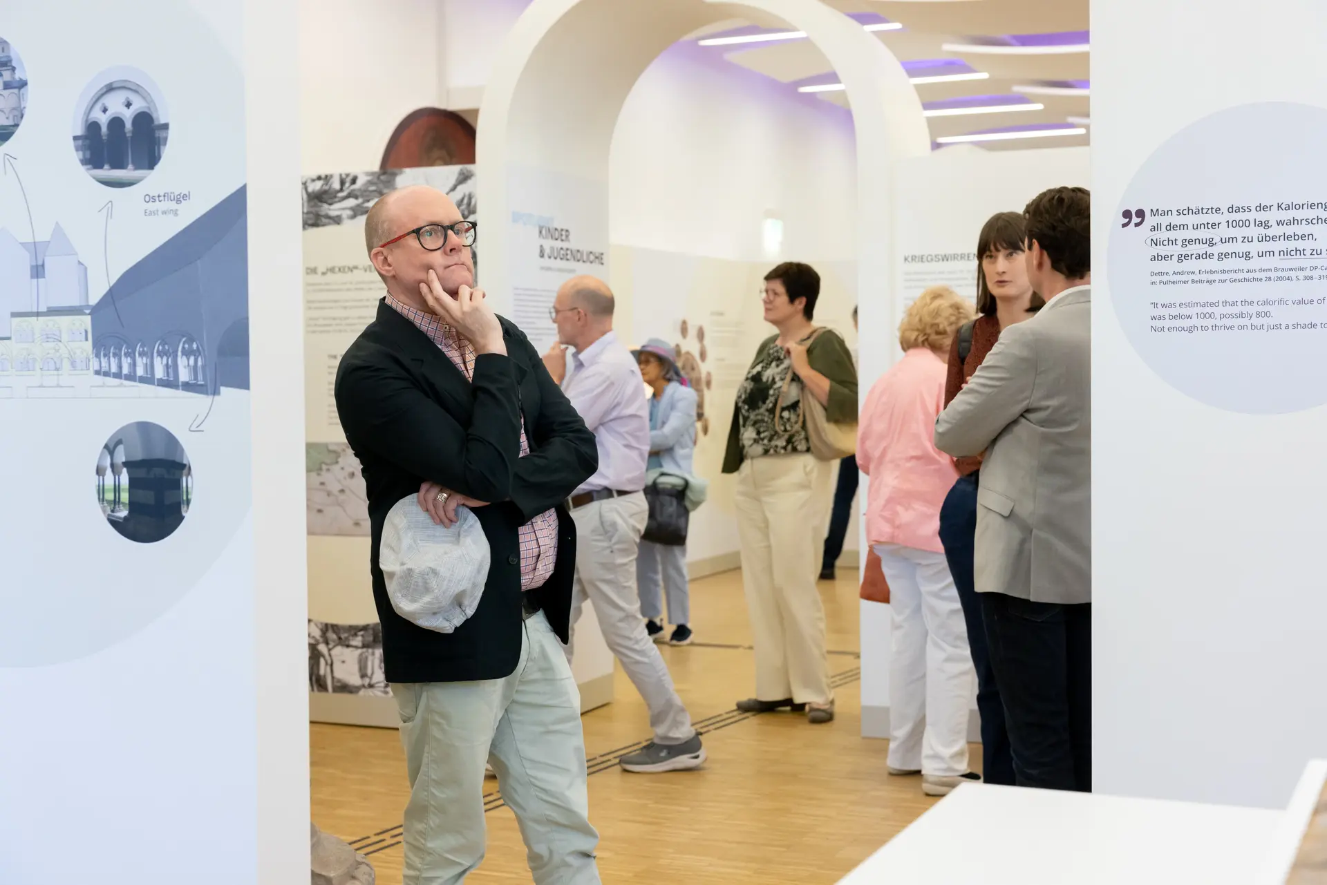 Foto von Personen in der Dauerausstellung