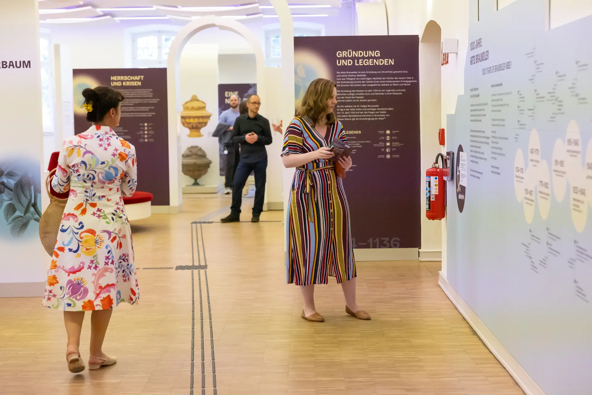 Foto von zwei Frauen in der Dauerausstellung