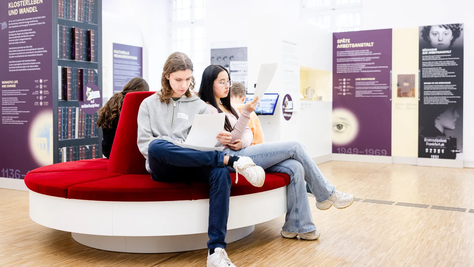 Foto von zwei Personen, die in der Ausstellung sitzen