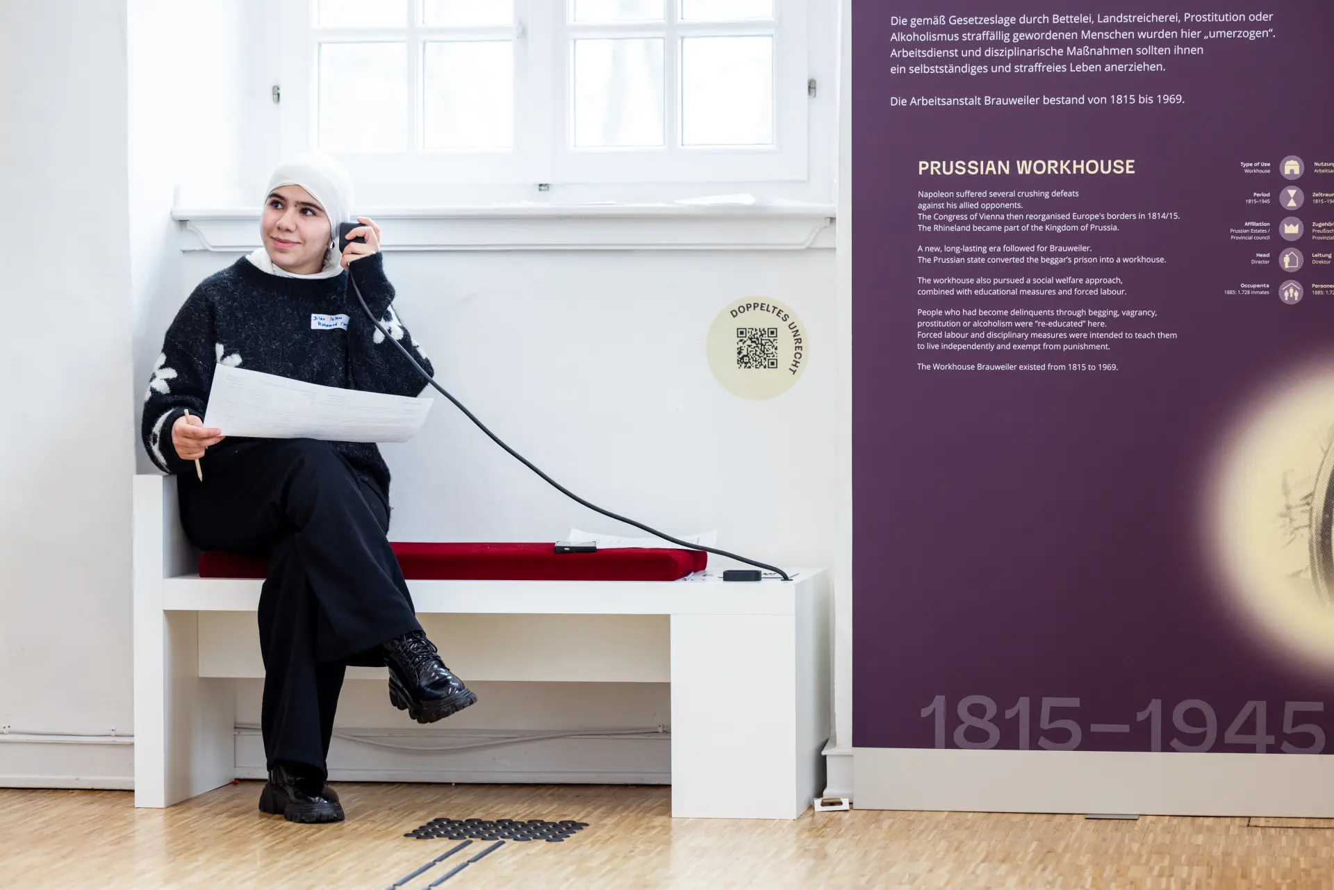 Foto von Schülerin an einer Hörstation