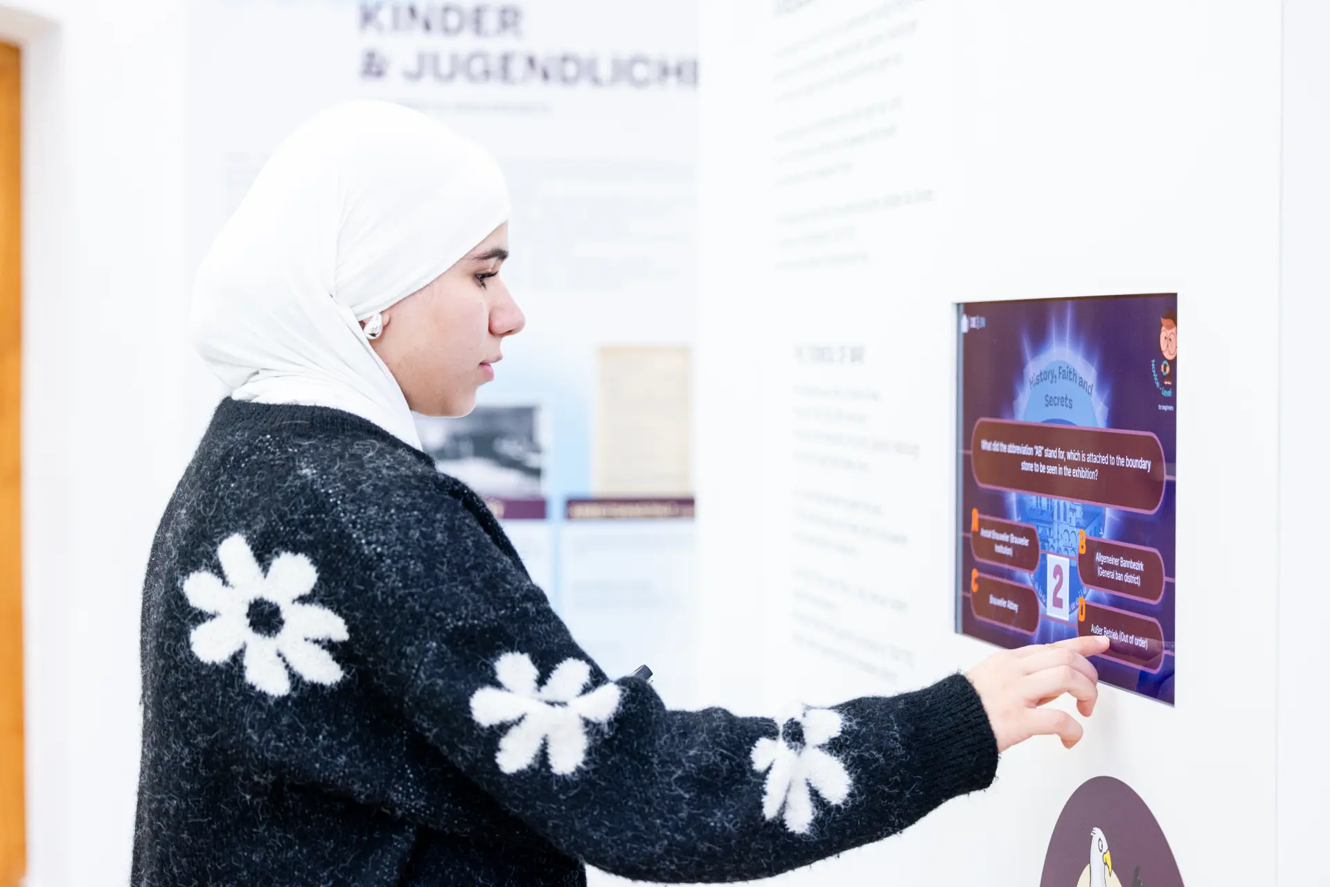 Foto von einer jungen Frau an einer Medienstation