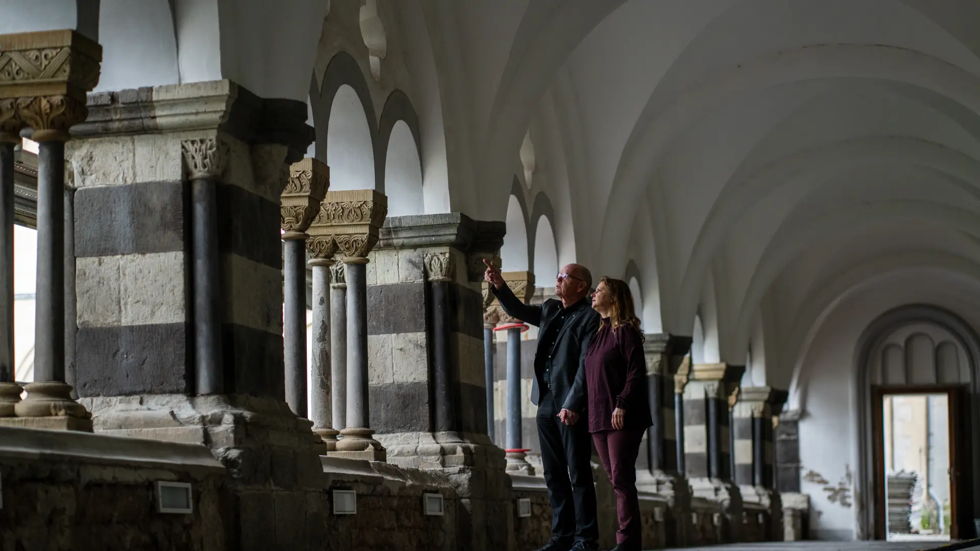 Foto von zwei Besuchenden im Kreuzgang