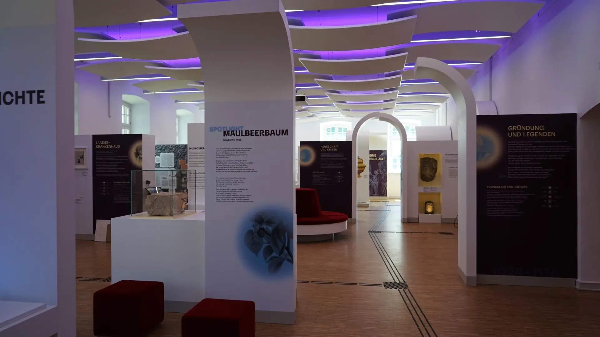 Foto von der Dauerausstellung mit gedämpften Licht
