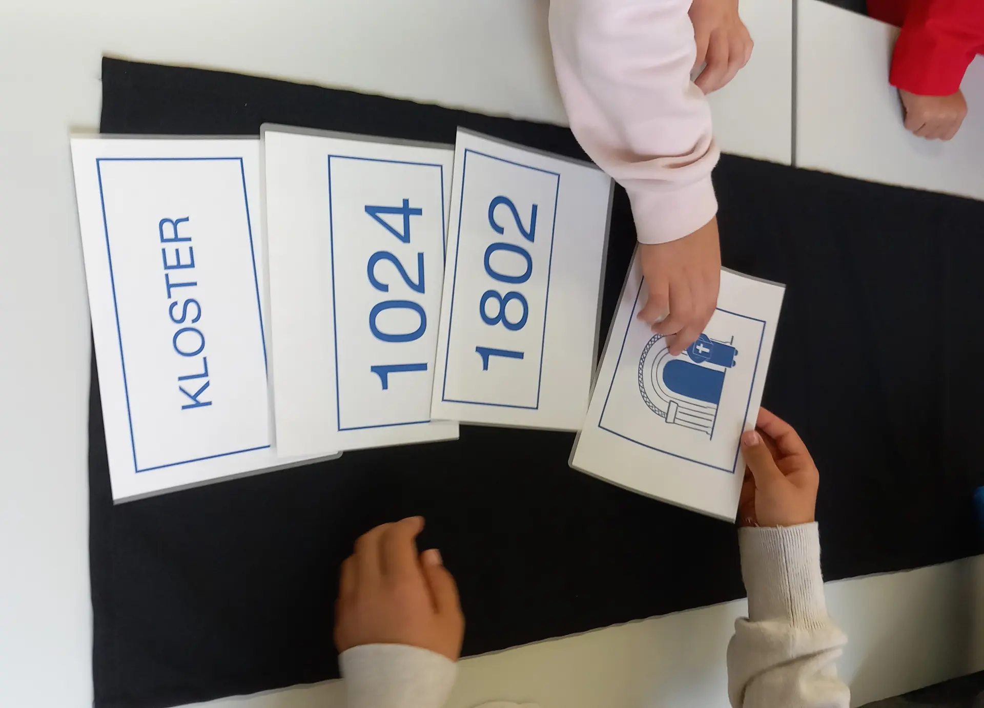 Foto von Händen, die einen Zeitstrahl legen