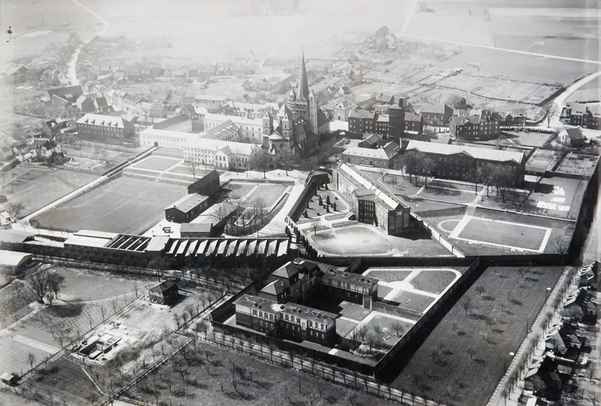 Schwarz-weiß Foto mit einer historischen Luftaufnahme des Abteigeländes