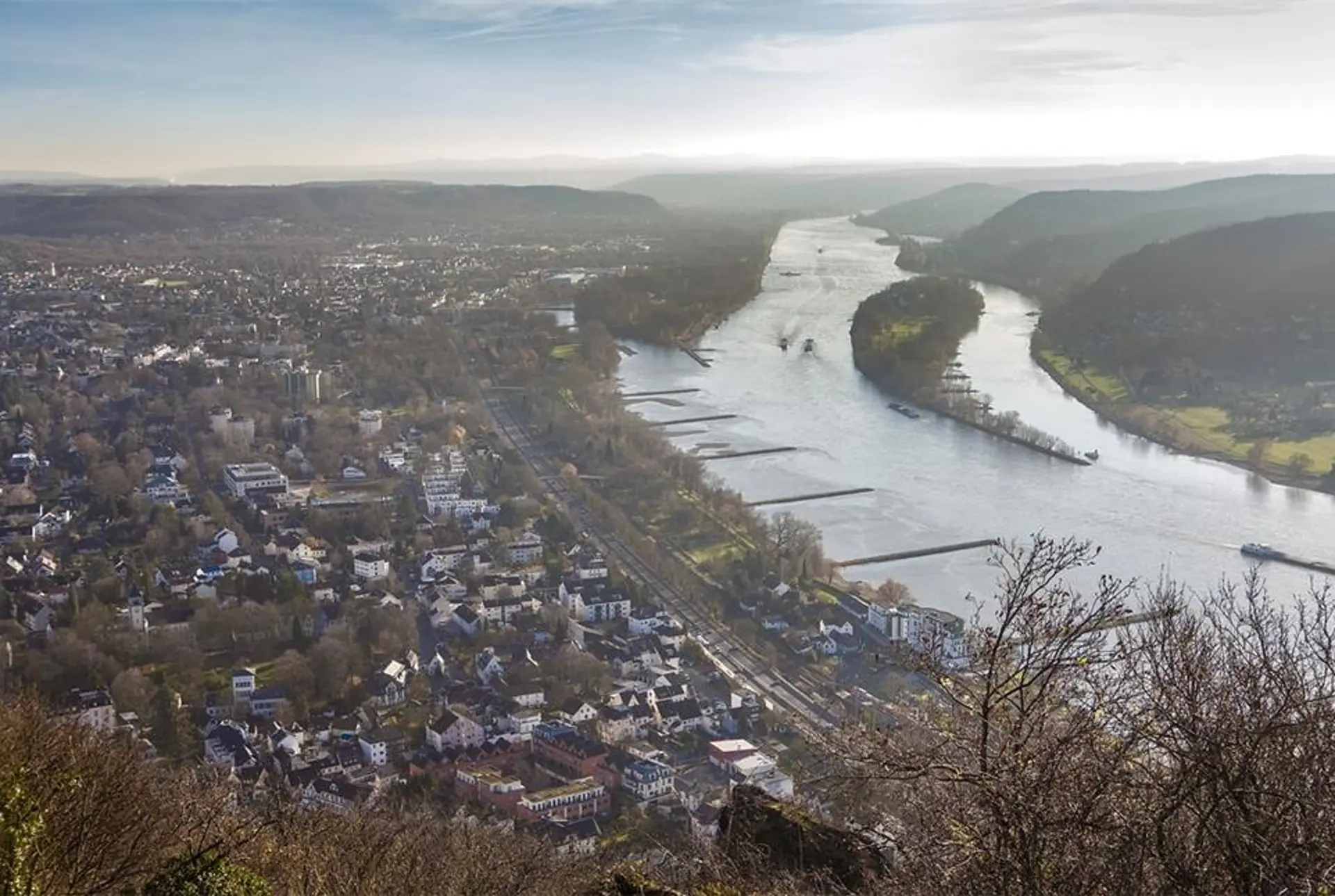 Luftaufnahme des Rheins vom Drachenfels aus