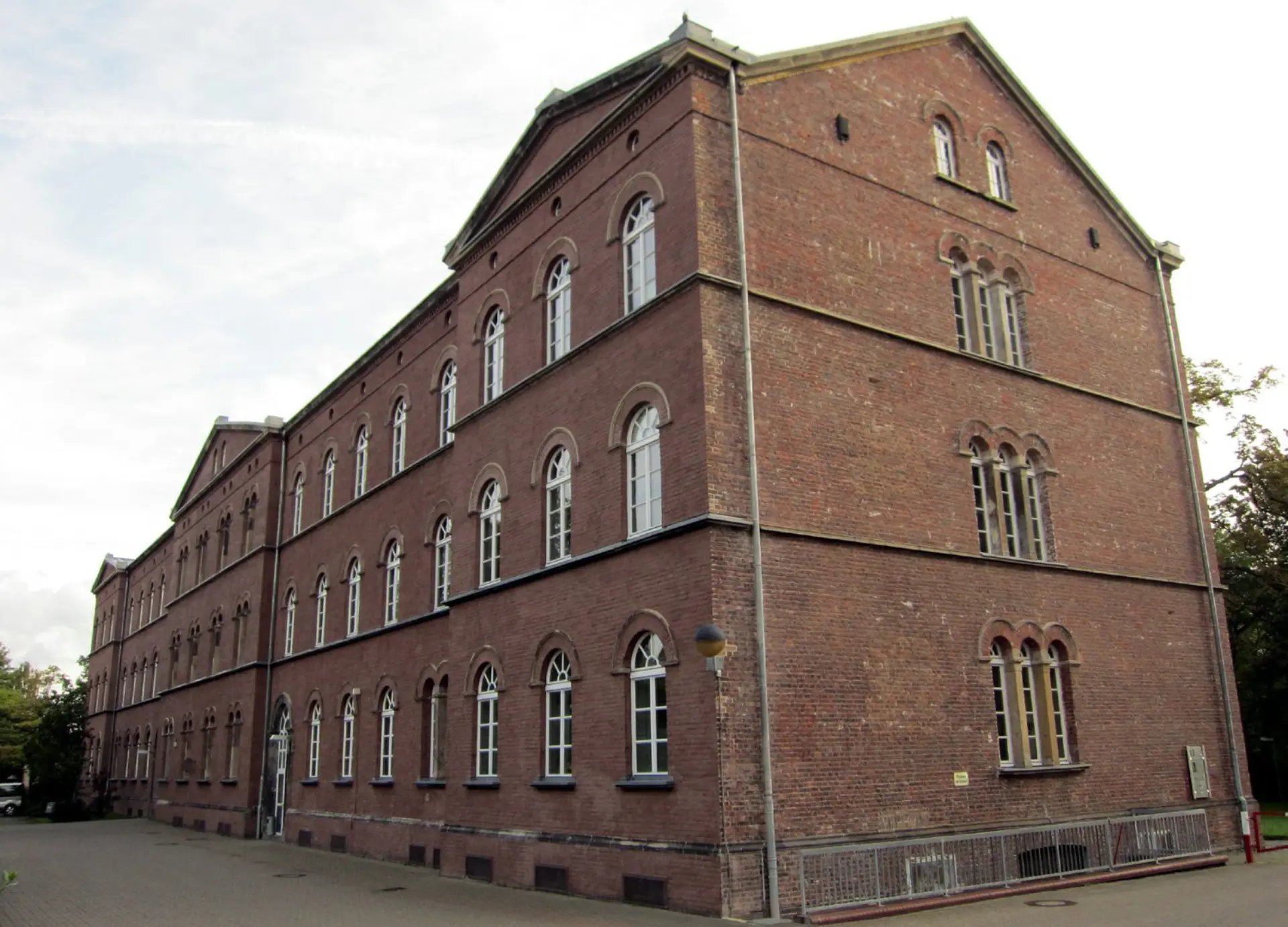 Foto von einem großen Backsteingebäude