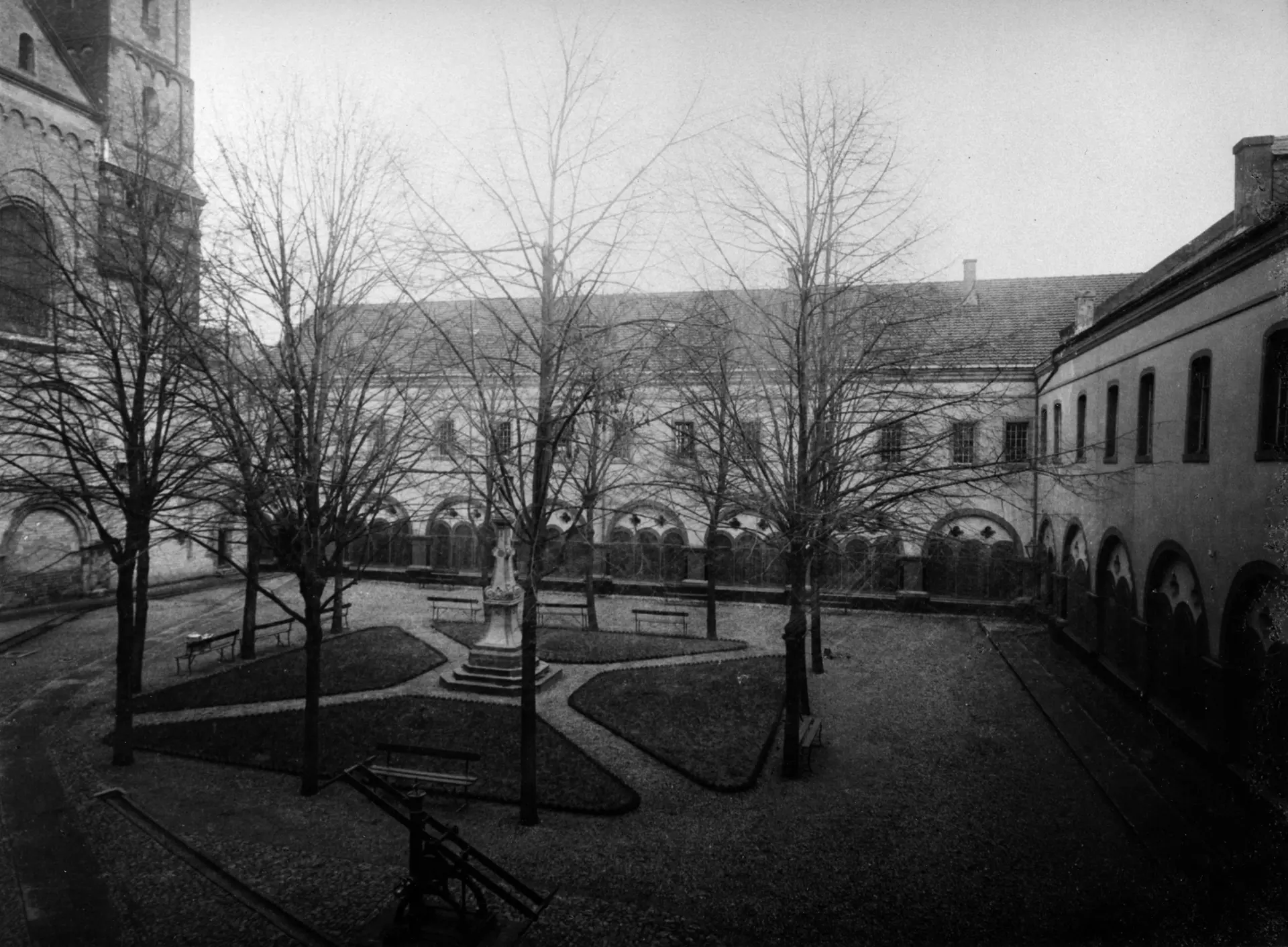 Historische Aufnahme des Marienhofs der Abtei
