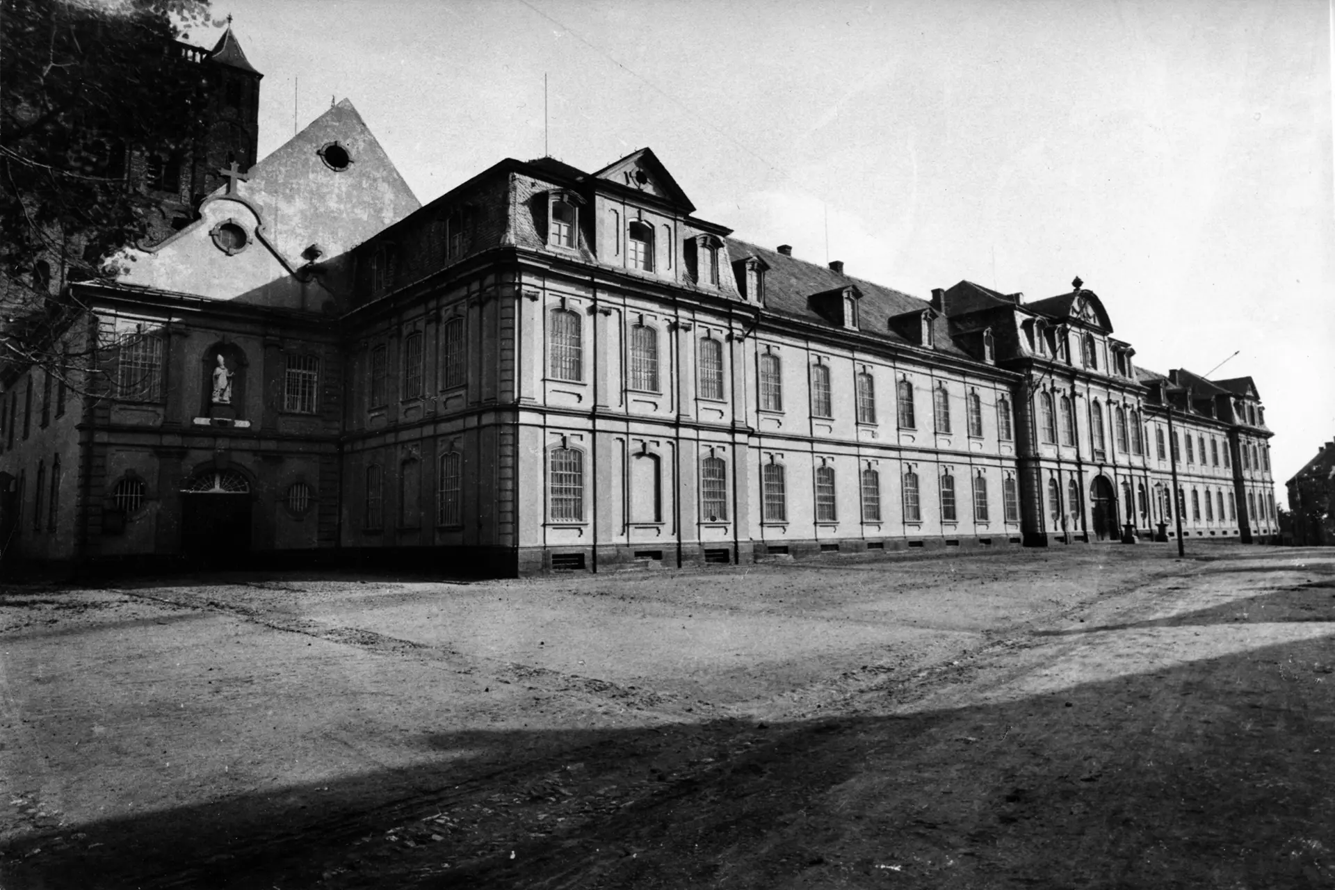 Historisches Foto von der Frontansicht der Abtei