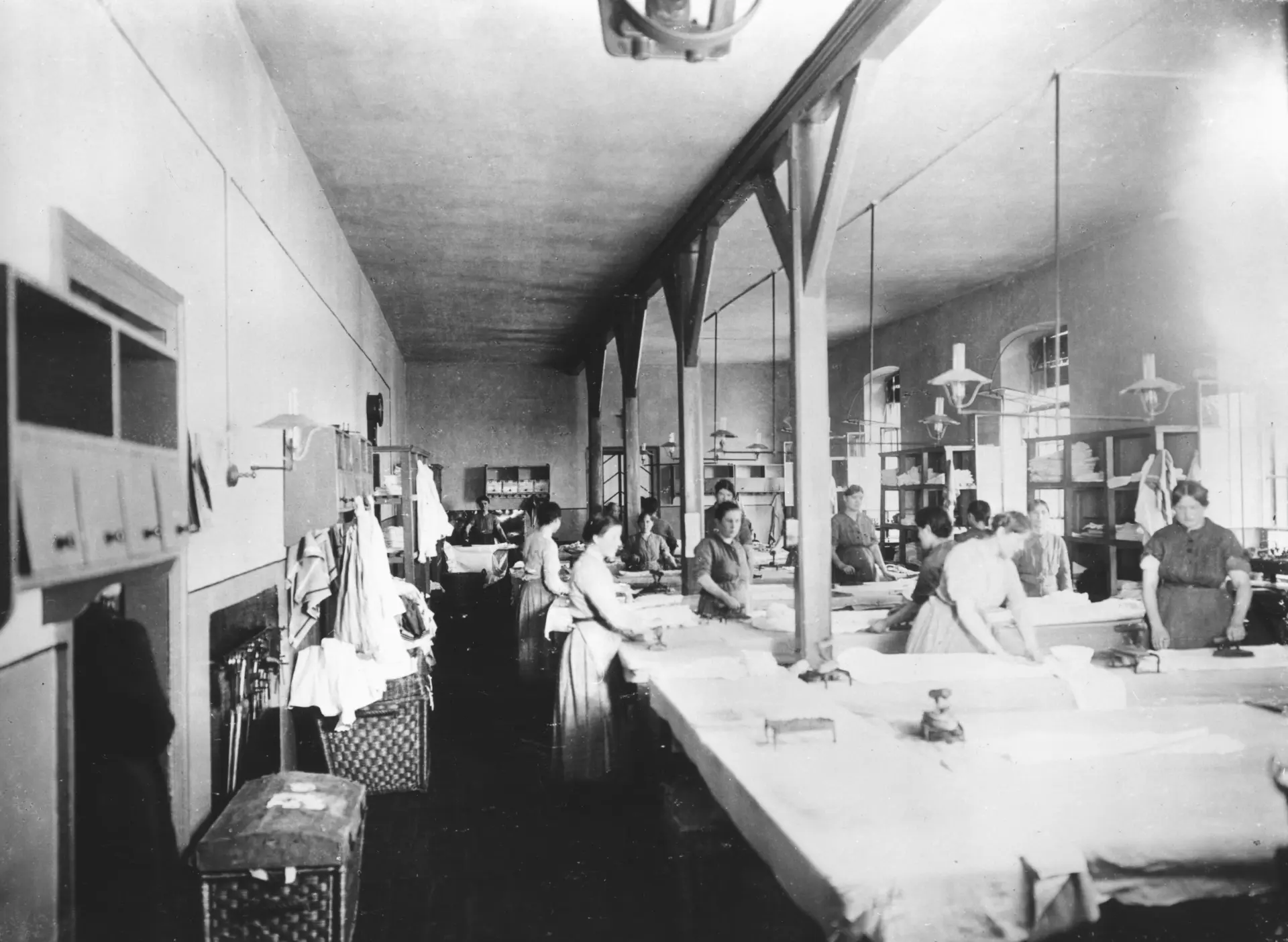 Historische Aufnahme von Frauenbei der Bügelarbeit