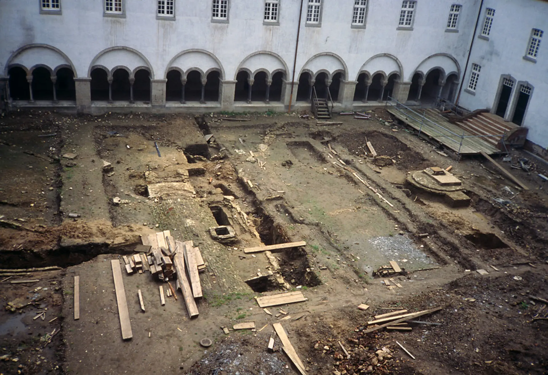 Foto von offen gelegten Ausgrabungen im Marienhof
