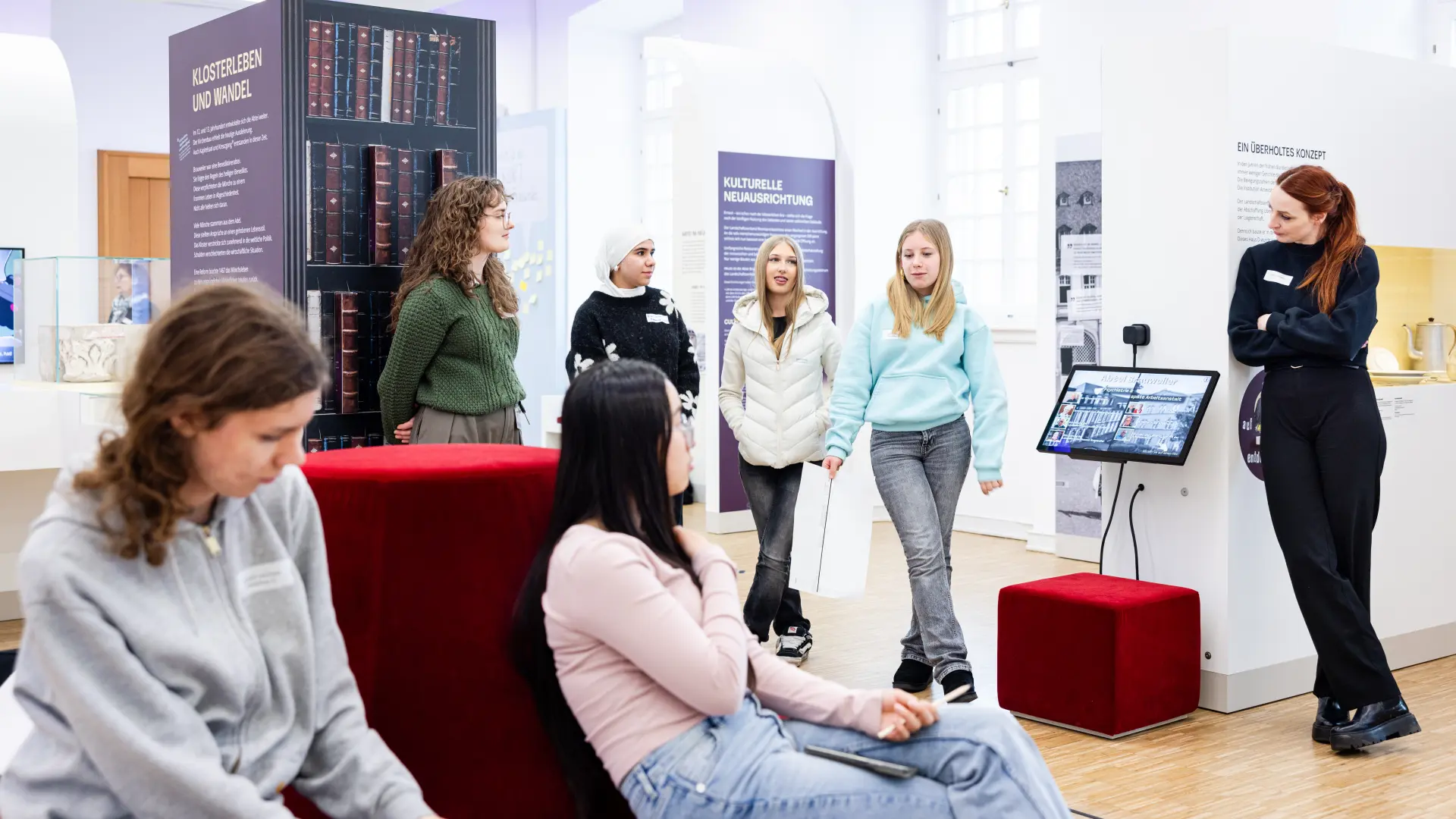 Foto von Schüler*innen und Guide in der Gedenkstätte