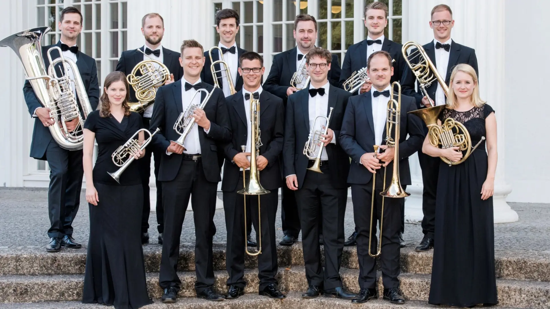 Foto von Musikern mit Instrumenten als Gruppenbild