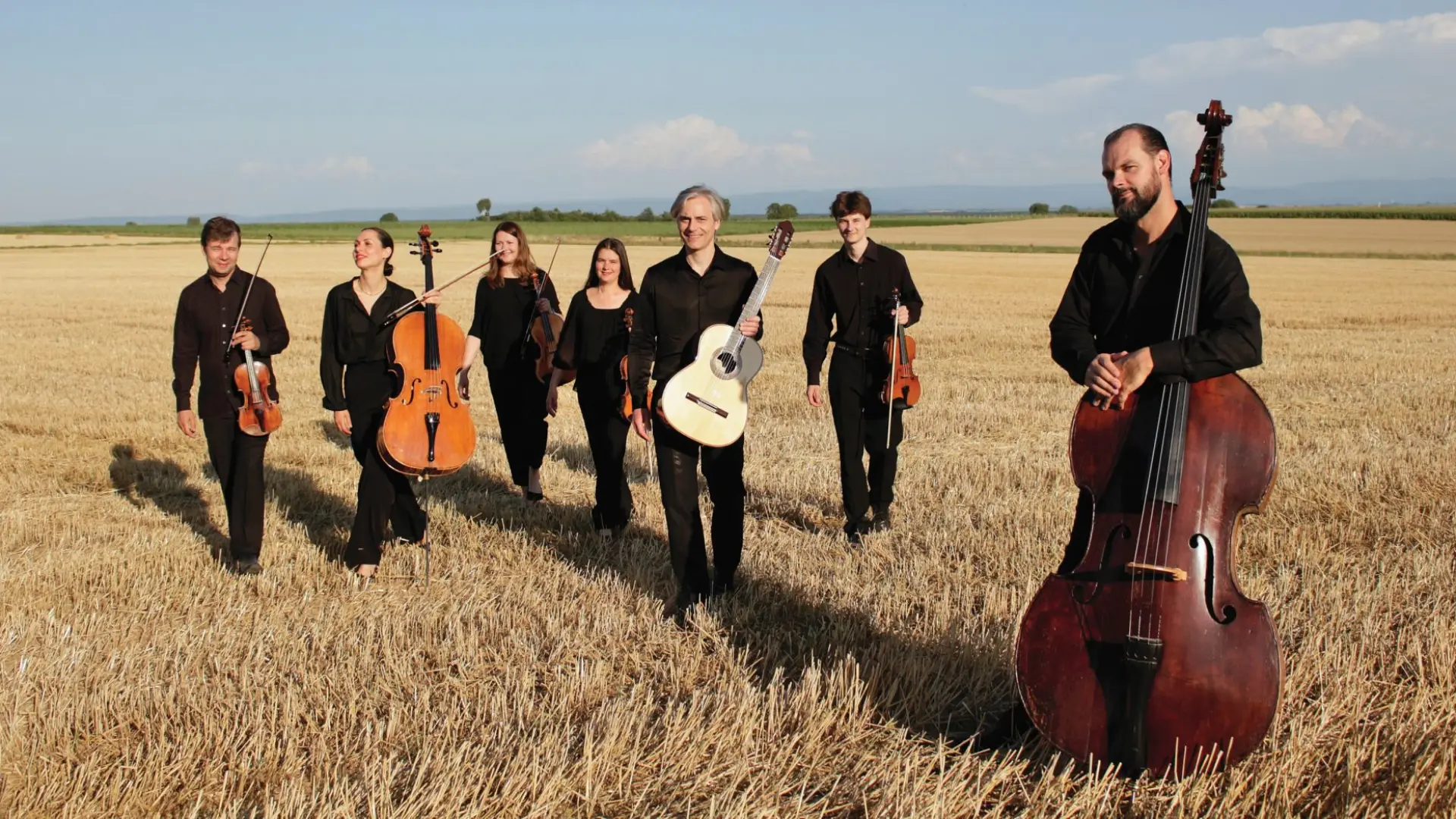 Foto von Personen mit Instrumenten auf einem Feld