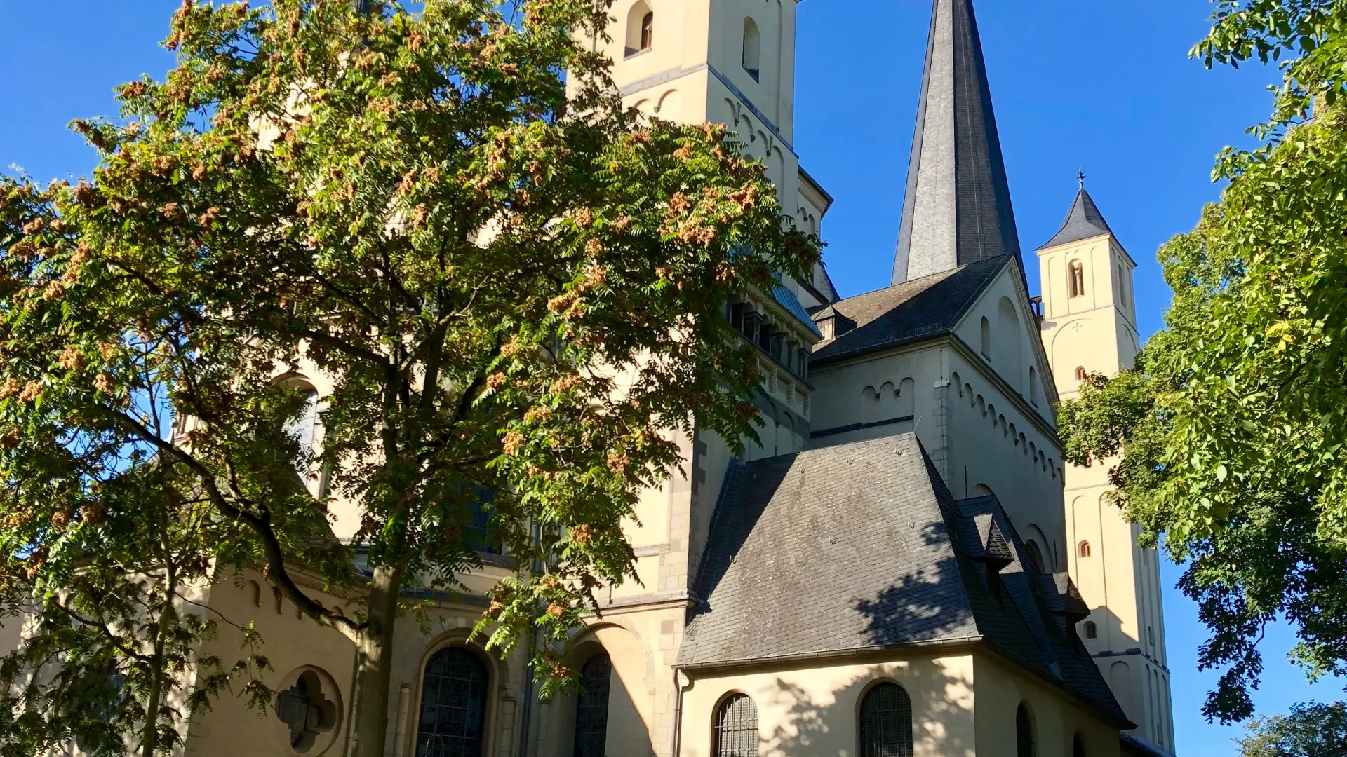 Foto der Rückseite der Abteikirche