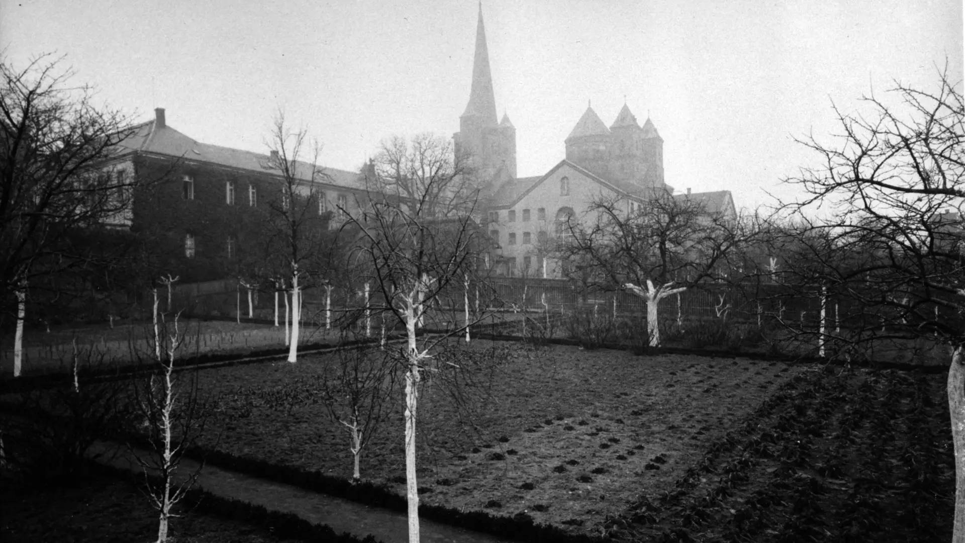 Schwarz-weiß Aufnahme vom historischen Abteipark