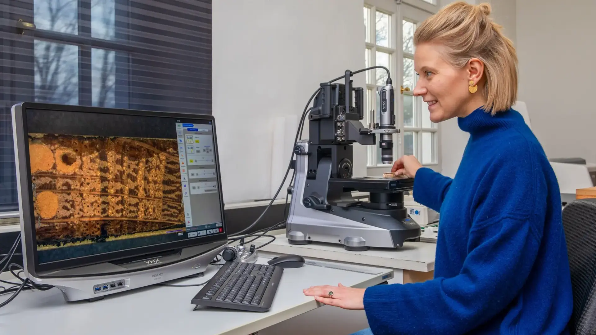 Foto von Mitarbeiterin an einem Computer