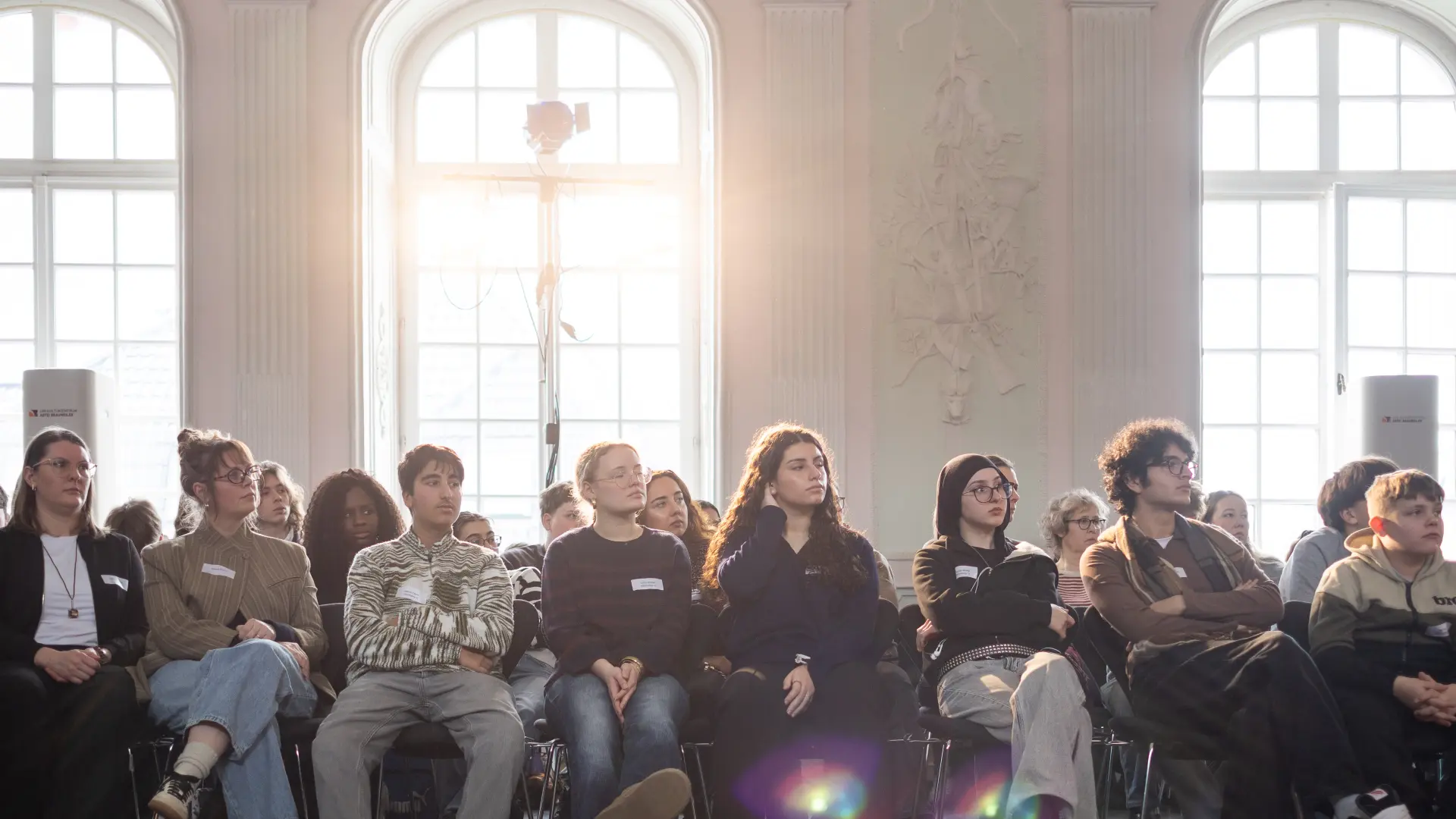 Foto von Jugendlichen im Kaisersaal bei Sonnenlicht