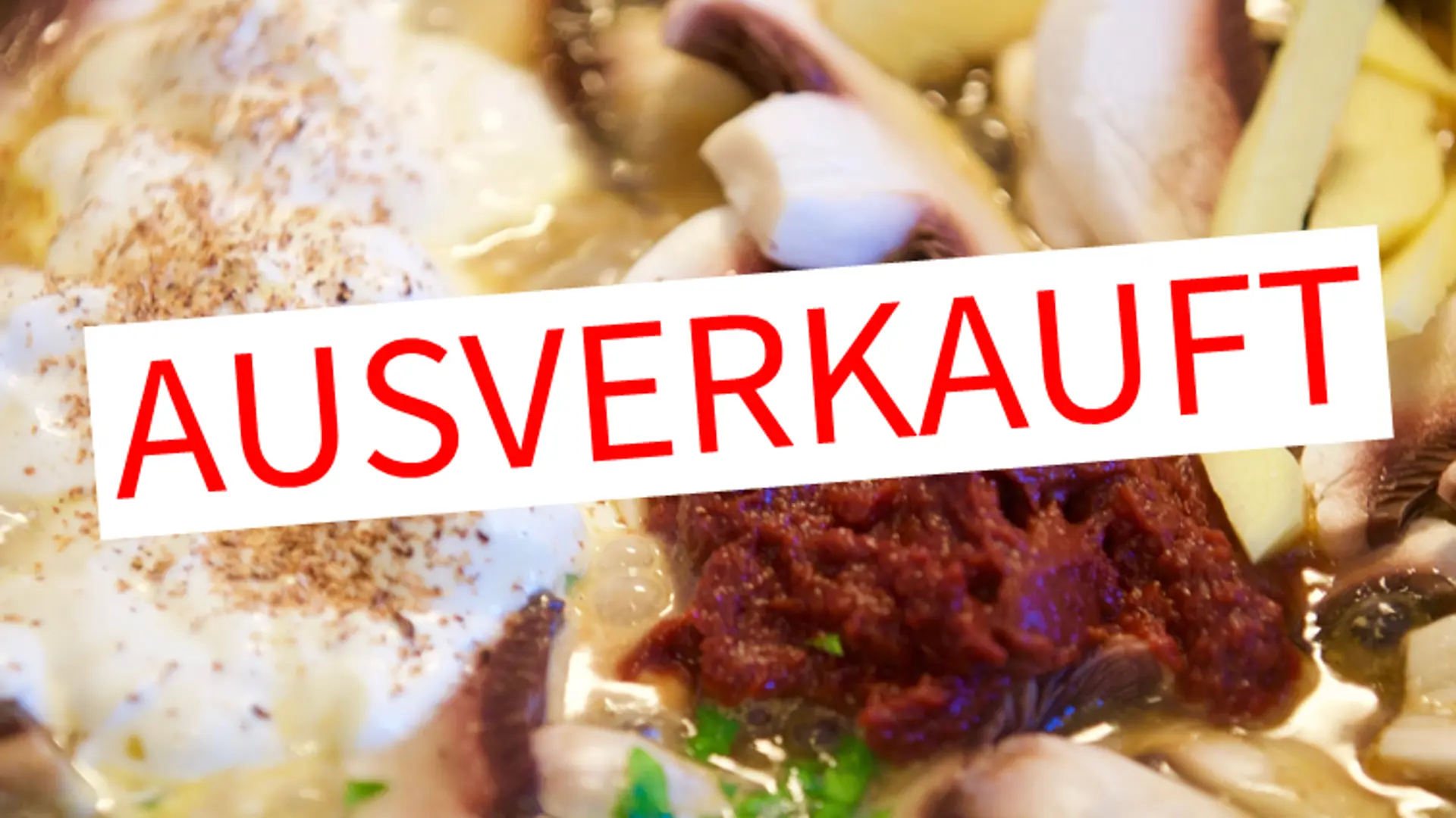 Foto von Hauptgericht mit Pilzen und Nudeln