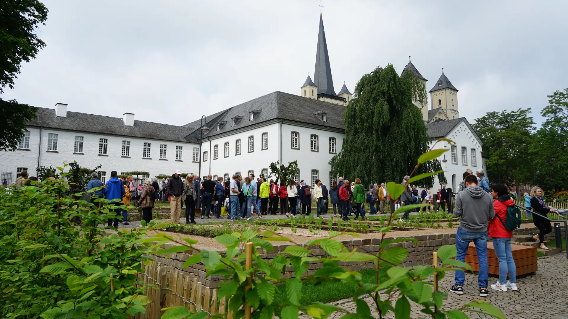 Foto von Menschen im Klostergarten