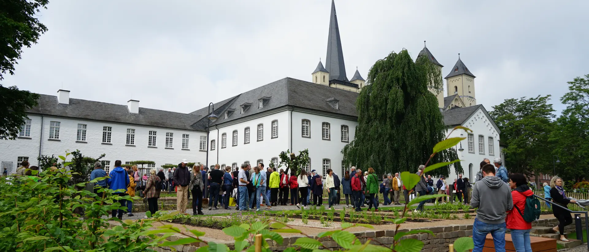 Foto von Menschen im Klostergarten