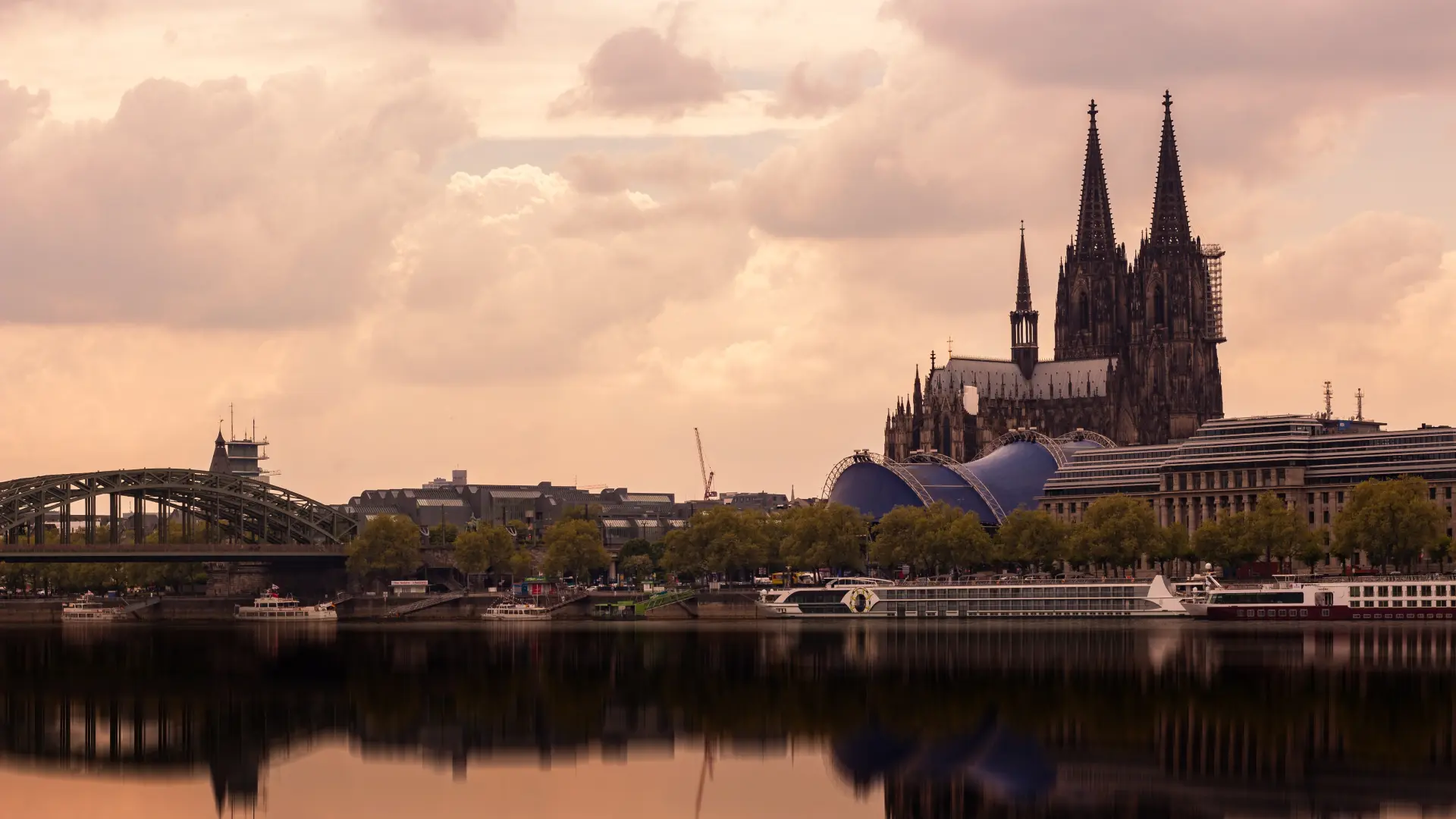 Foto von der Skyline und dem Rhein in Köln