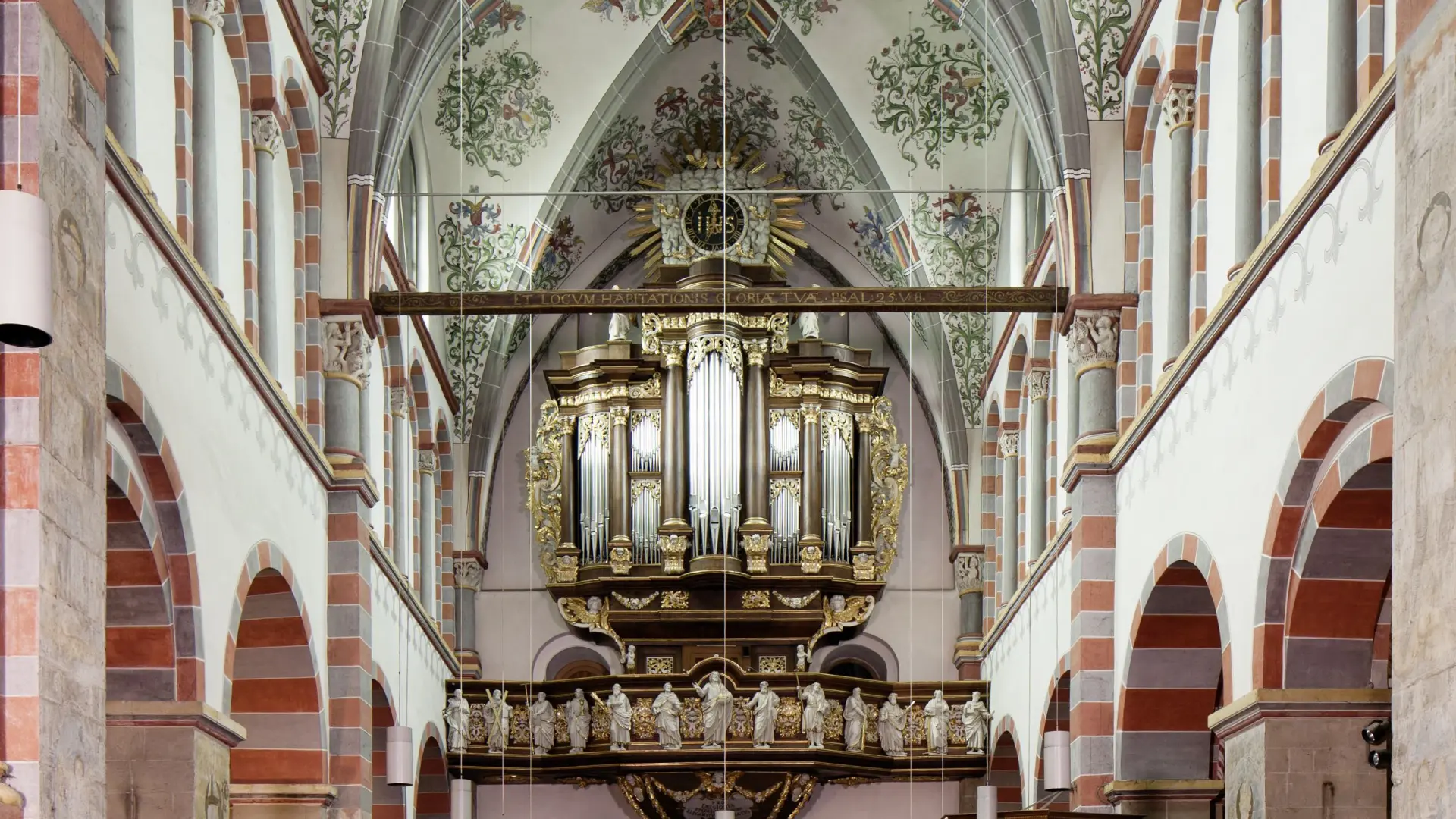 Foto des Inneren der Abteikirche mit der Orgel im Hintergrund
