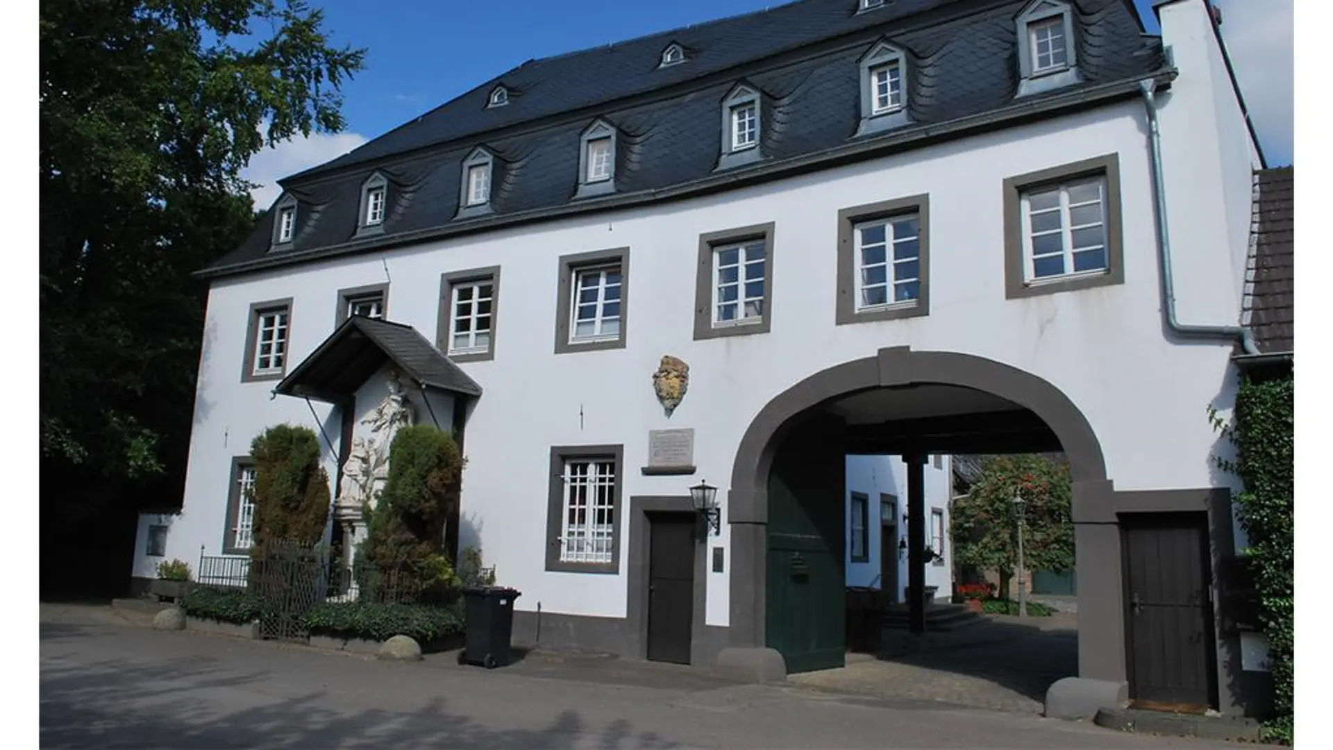 Foto von einem alten weißen Gebäude mit vielen Fenstern