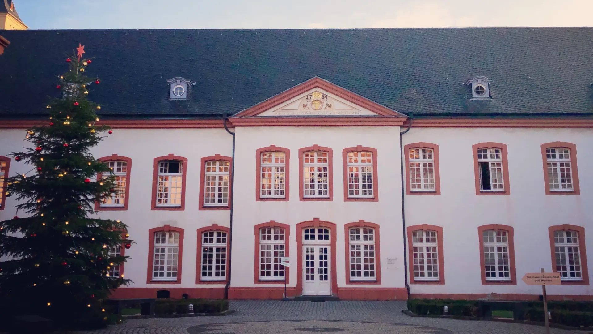 Foto vom Mittelbau mit einem Weihnachtsbau