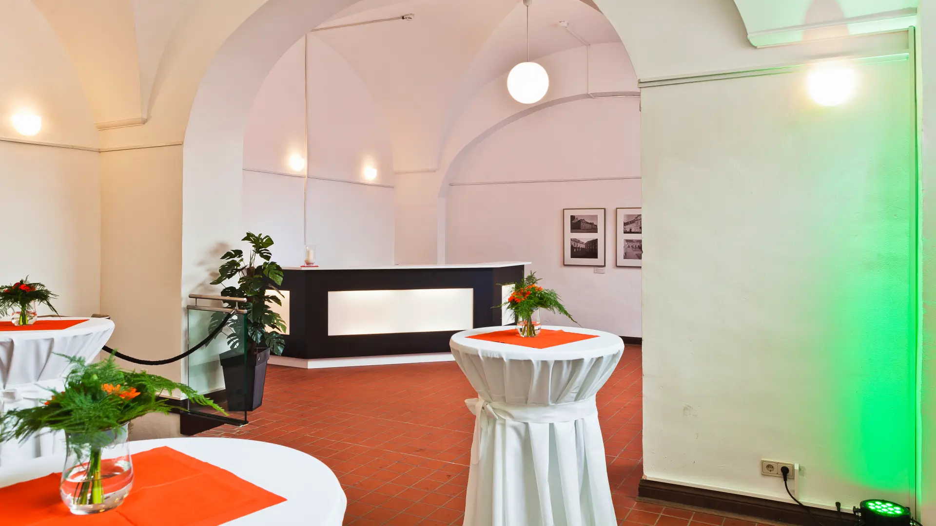 Foto von Stehtischen in der Remise