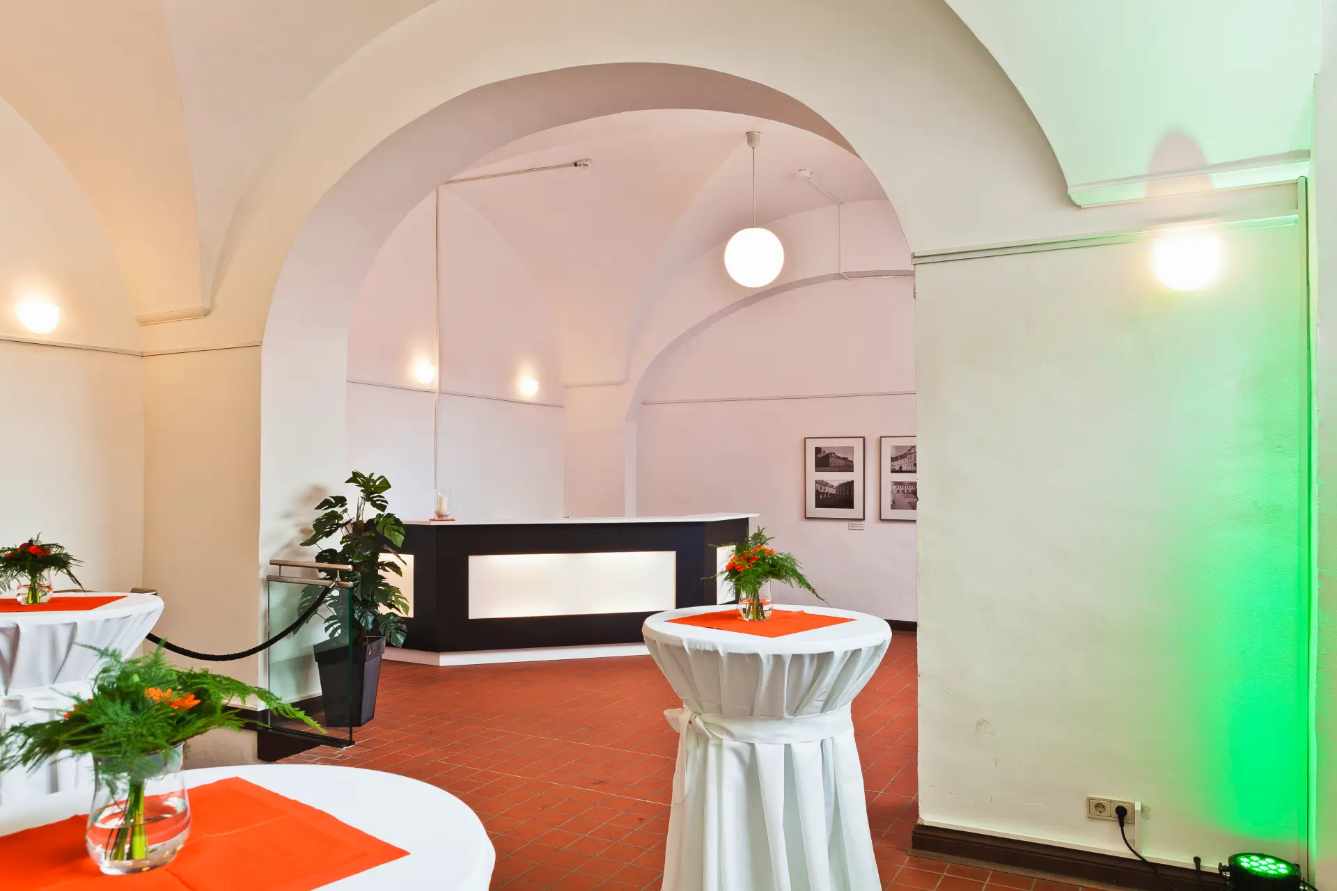 Foto von festlichen Stehtischen in der Remise