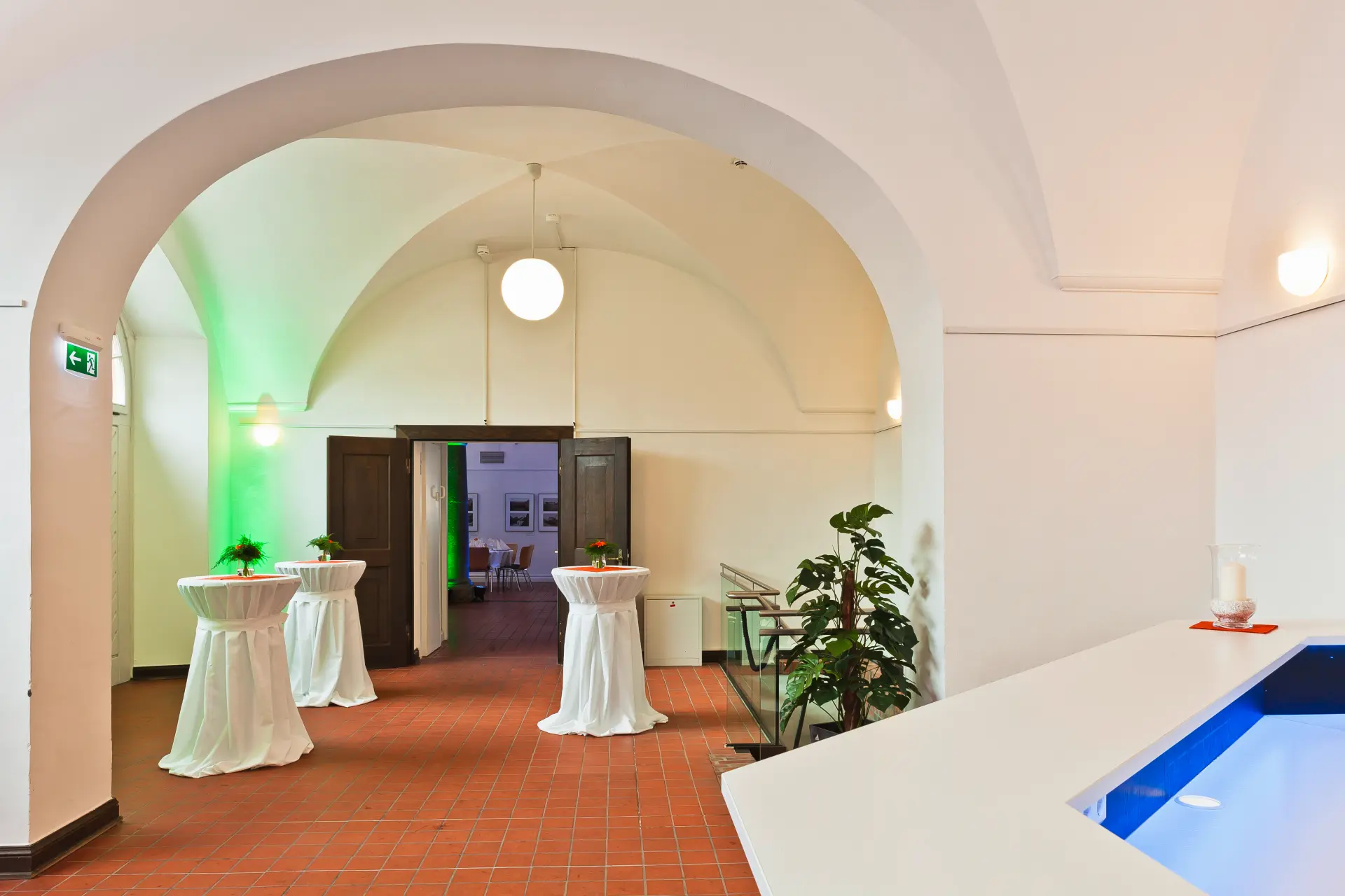 Foto vom gesamten Raum der Remise mit drei Stehtischen
