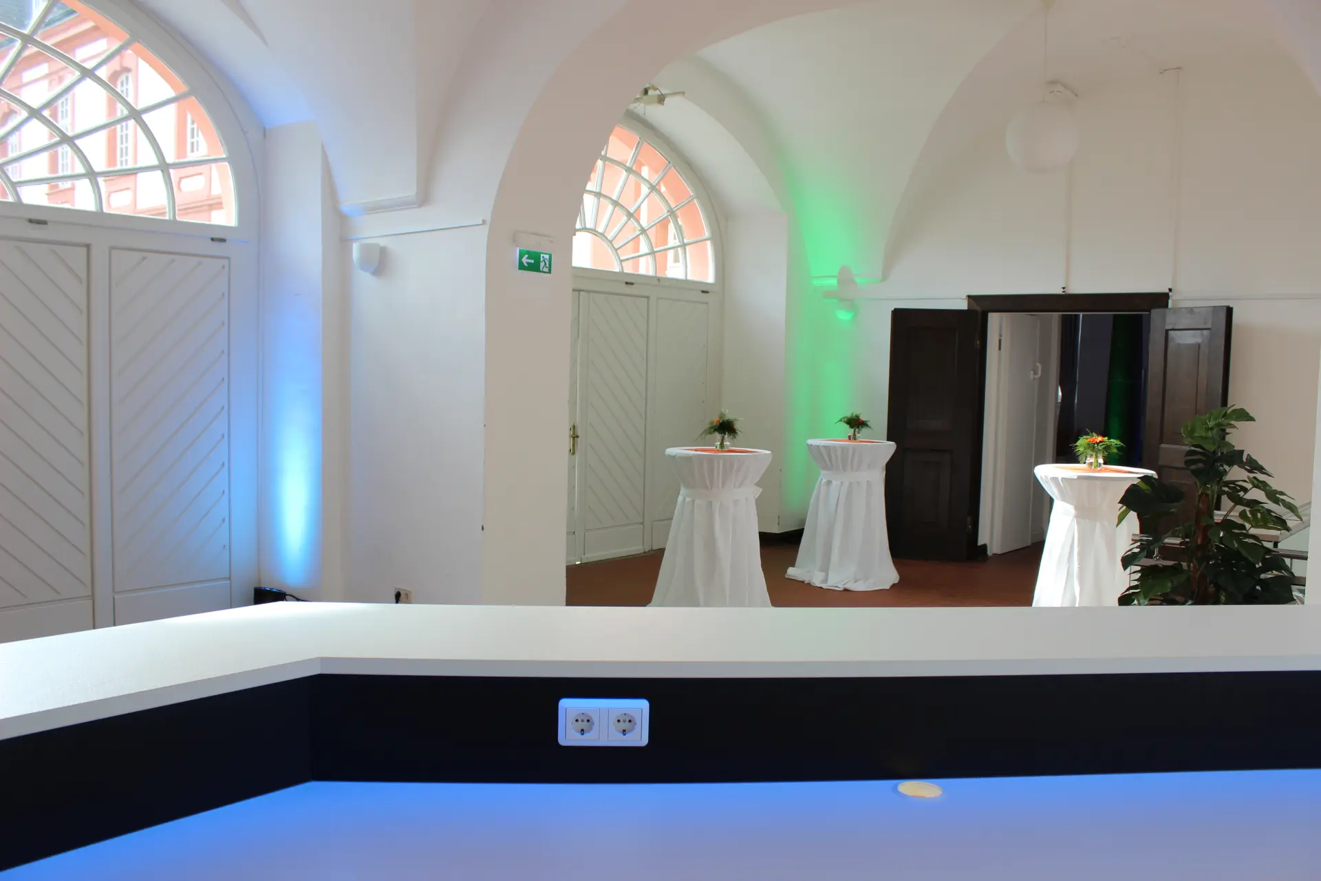 Foto mit von der Bar in Richtung Remise-Tore mit Stehtischen