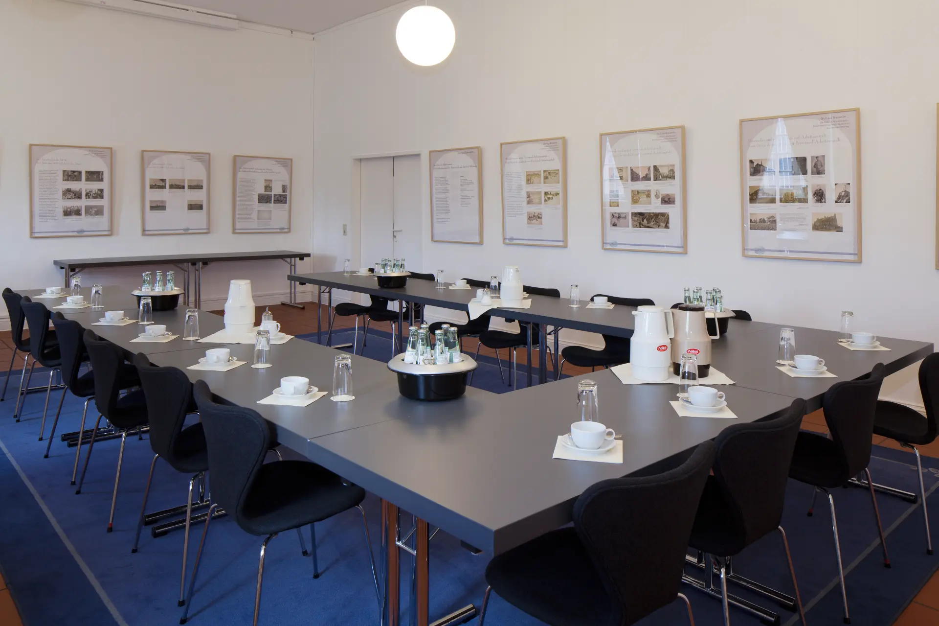 Foto von Konferenztisch im Ezzosaal