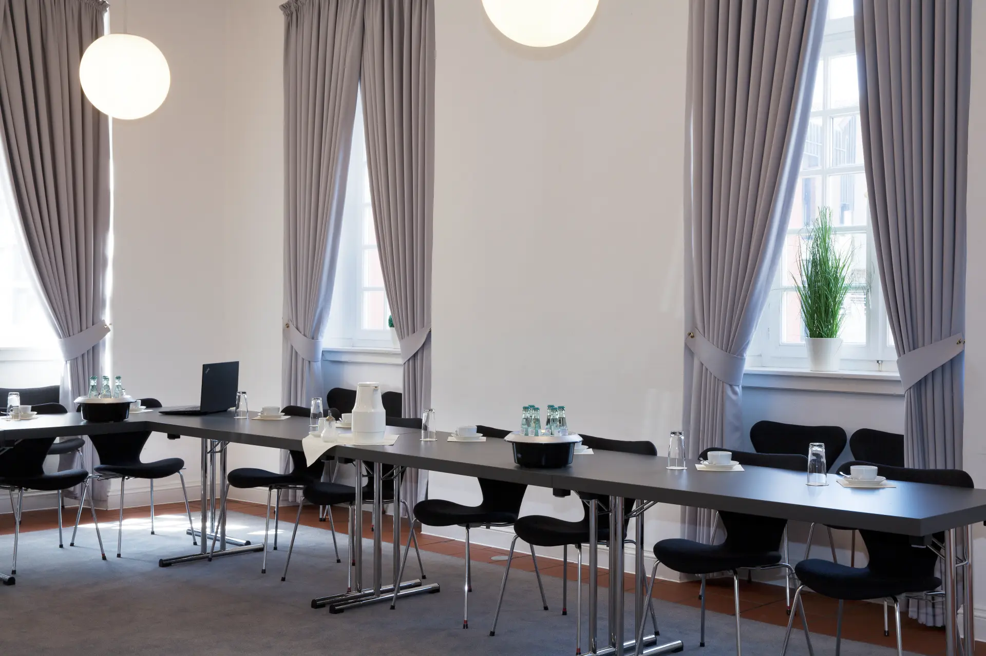 Foto von Tischen aus der Nähe im Mathildensaal