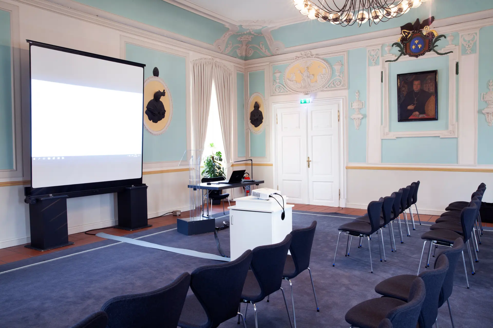 Foto von Stühlen und Leinwand im Äbtesaal