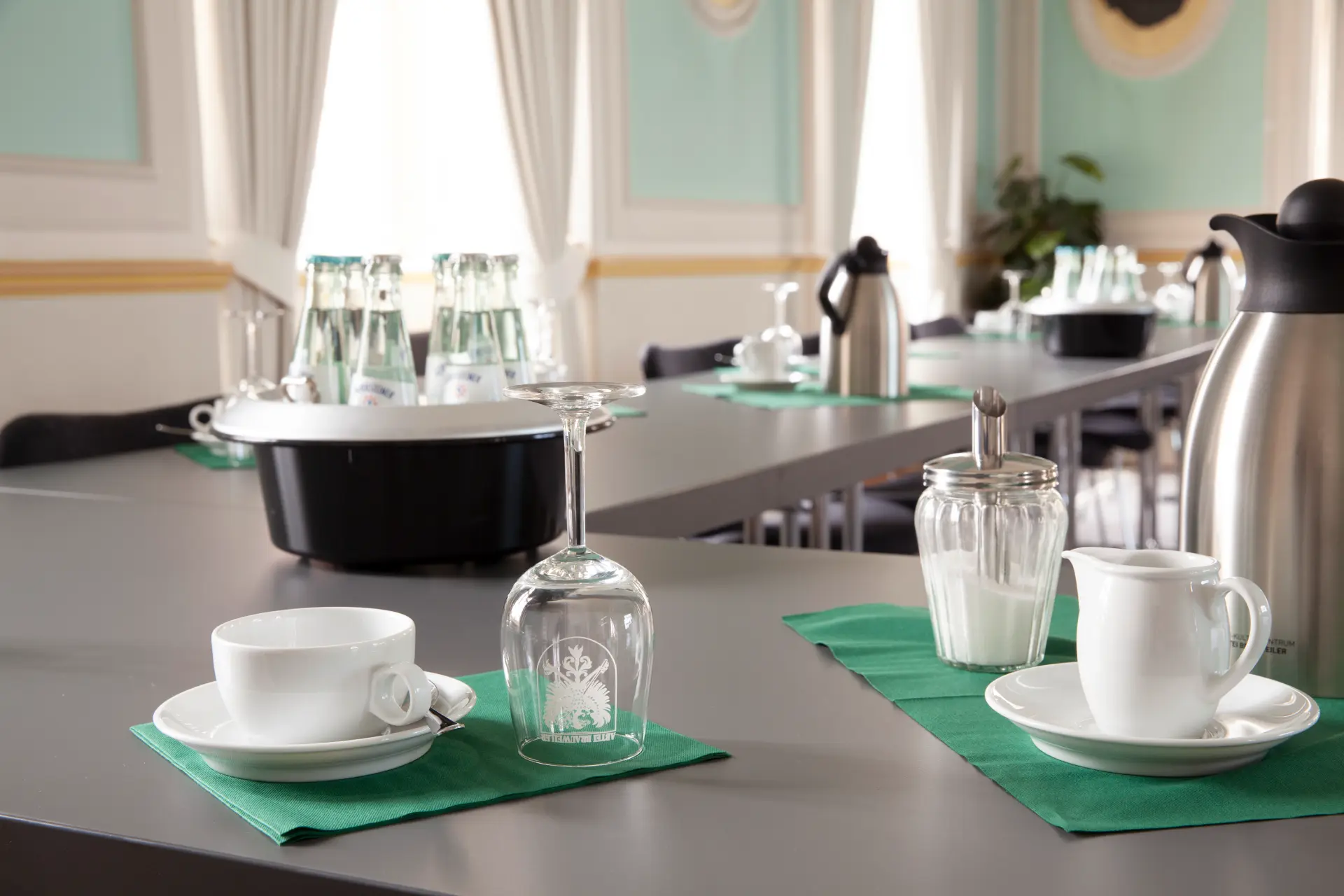 Foto von Kaffeetassen auf Tischen