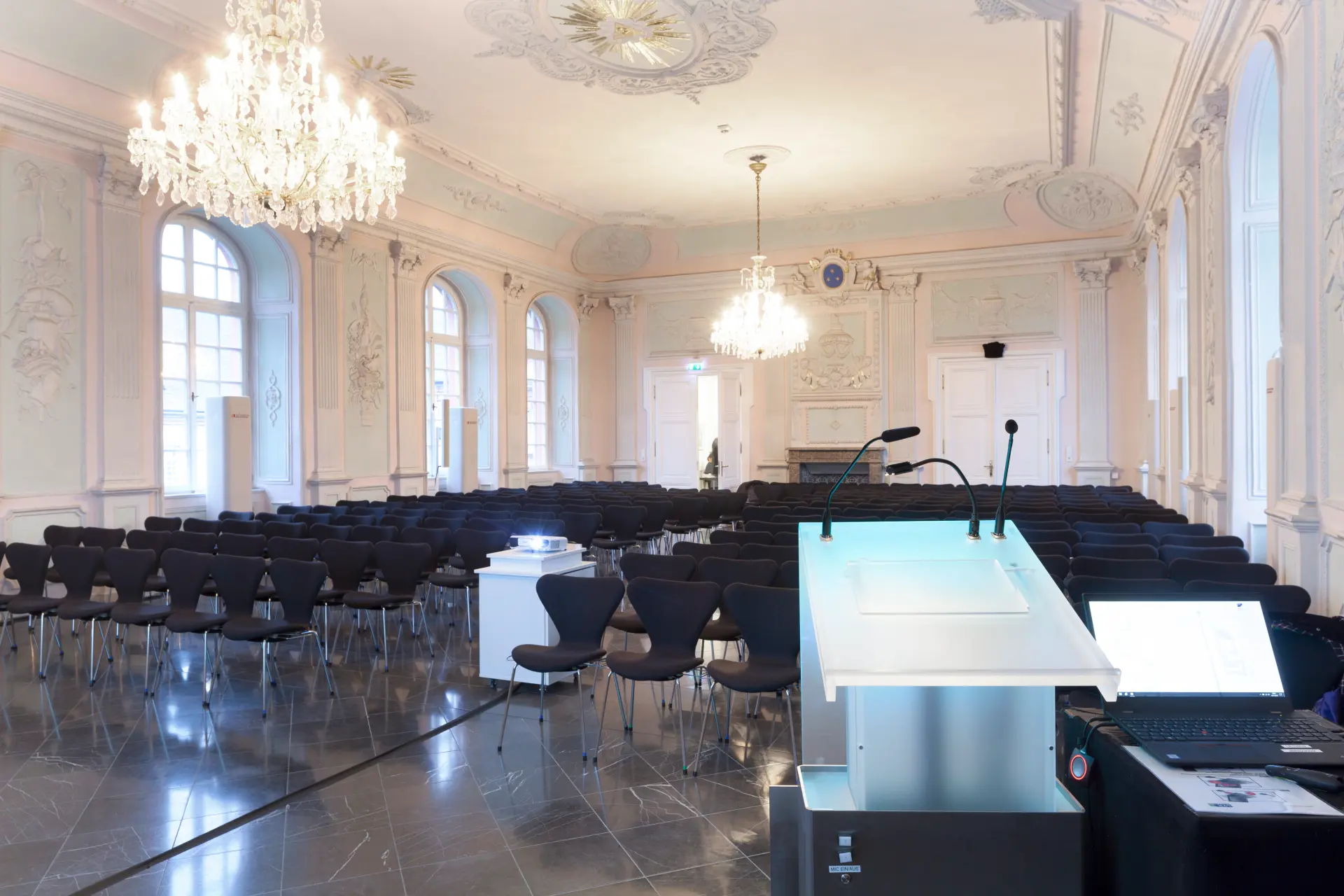 Foto von Rednerpult vor Stuhlreihen im Kaisersaal