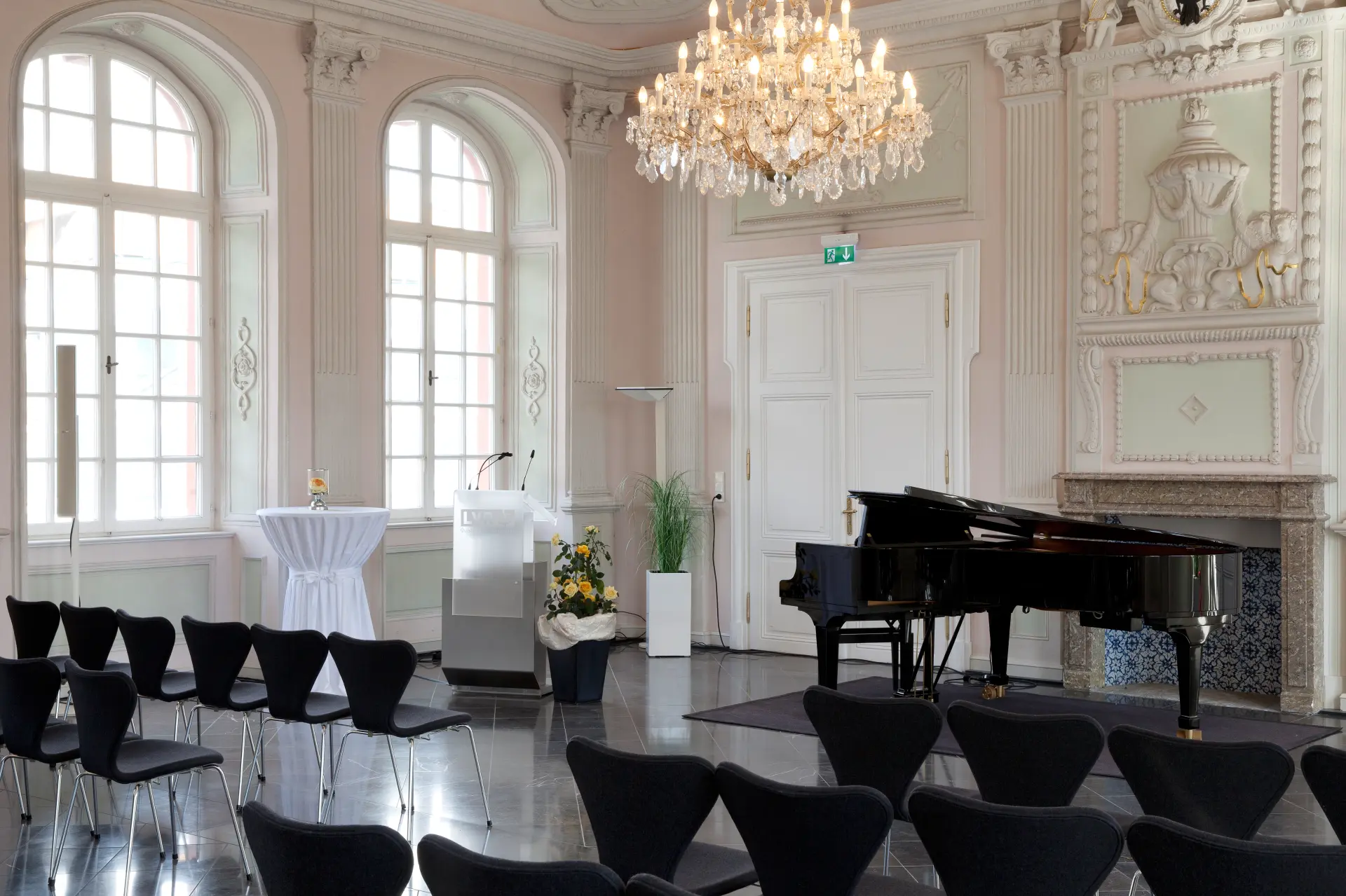 Foto von Klavier und Stühlen im Kaisersaal