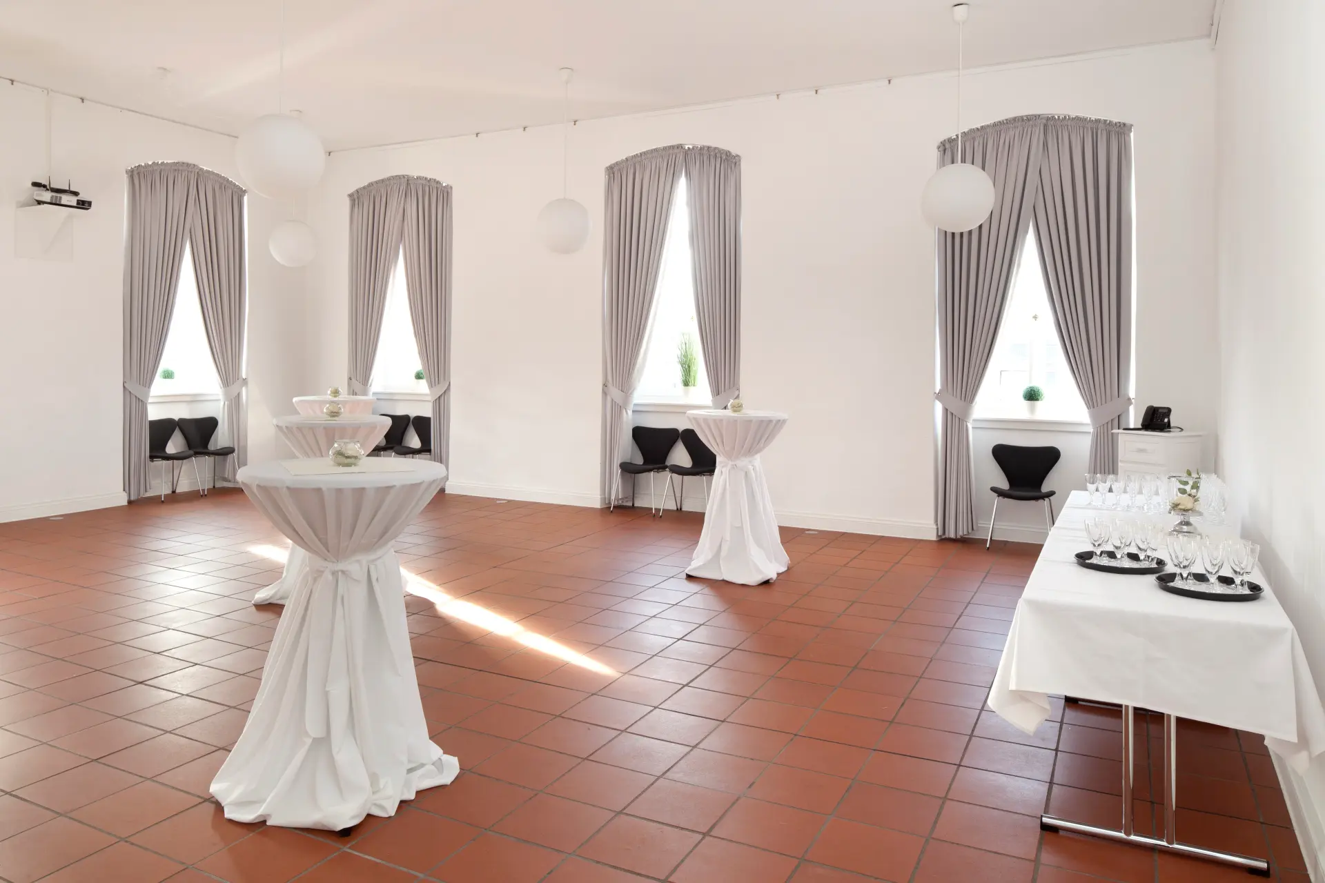 Foto von Stehtischen im Mathildensaal