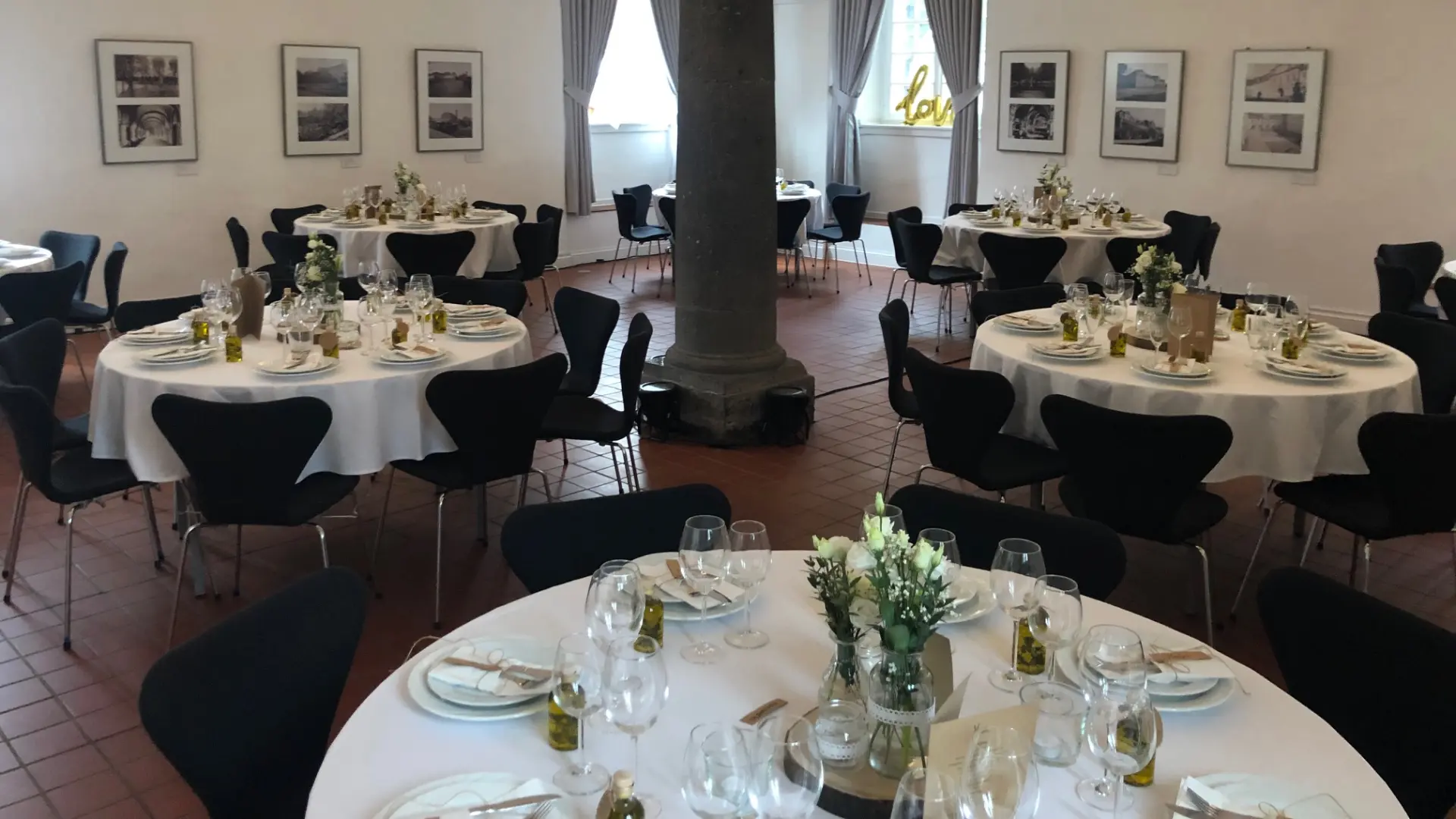 Foto von feierlich gedeckten Tisch