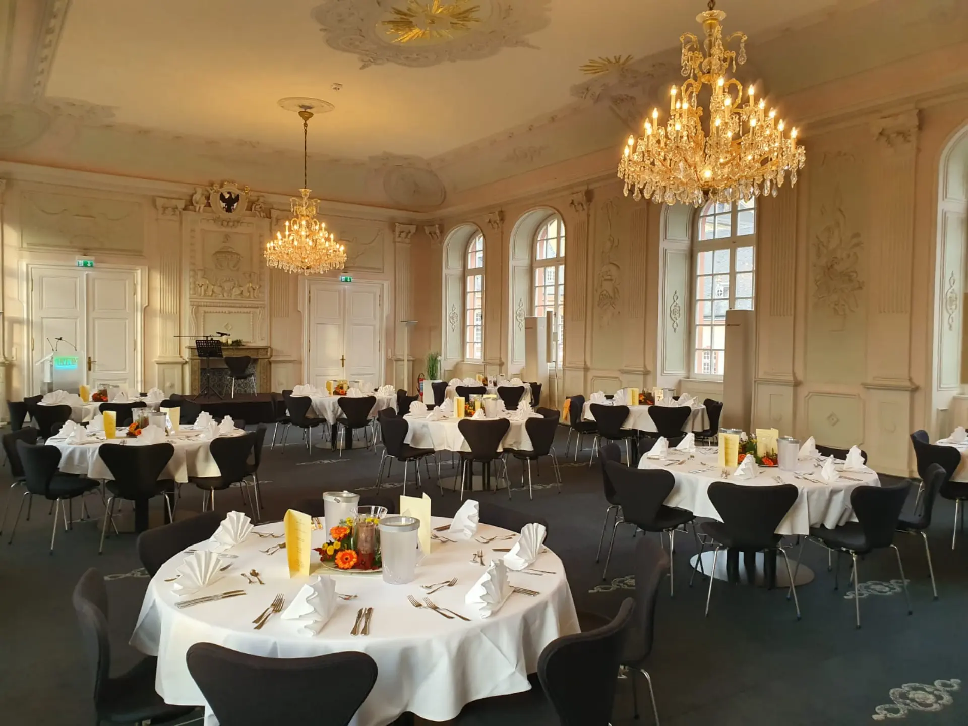 Foto von runden Tischen im Kaisersaal
