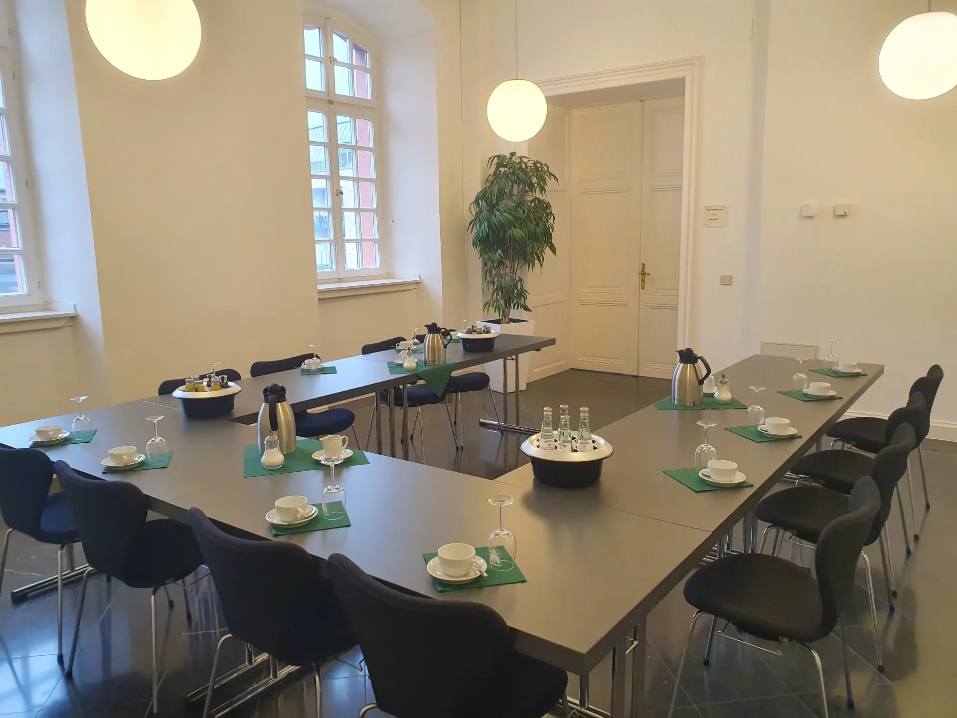 Foto von Stühlen und Tischen im Konferenzraum