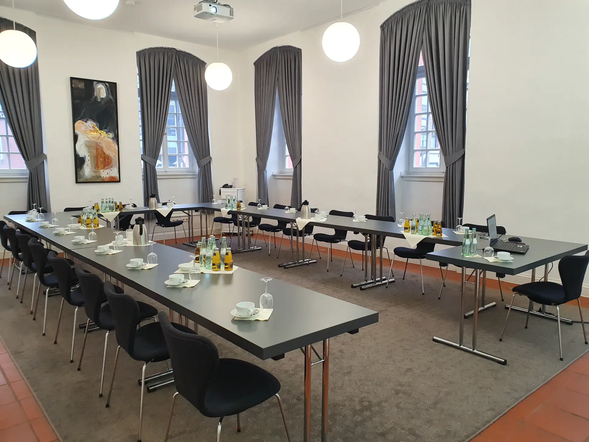 Foto von Stühlen in U-Form im Richezasaal